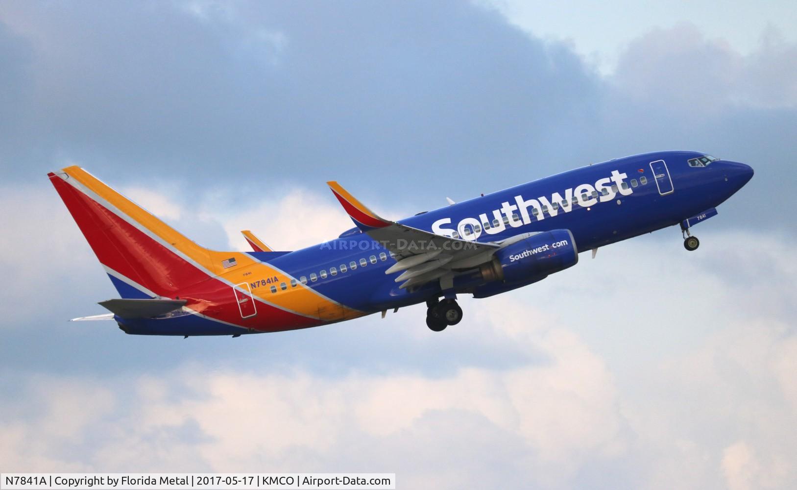 N7841A, 2001 Boeing 737-7L9 C/N 28015, WN 737-700