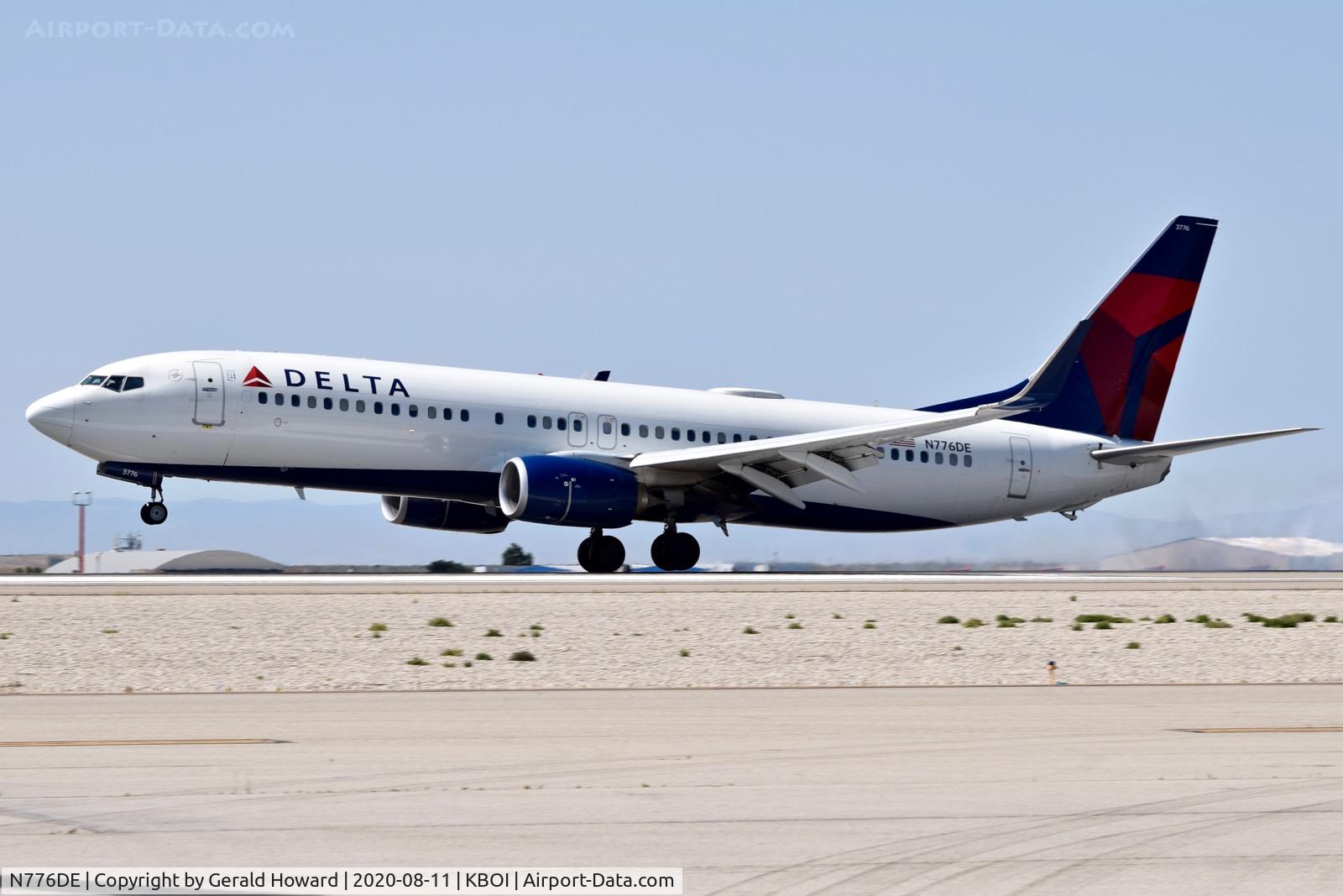 N776DE, 2013 Boeing 737-8EH C/N 39624, Landing 10L.