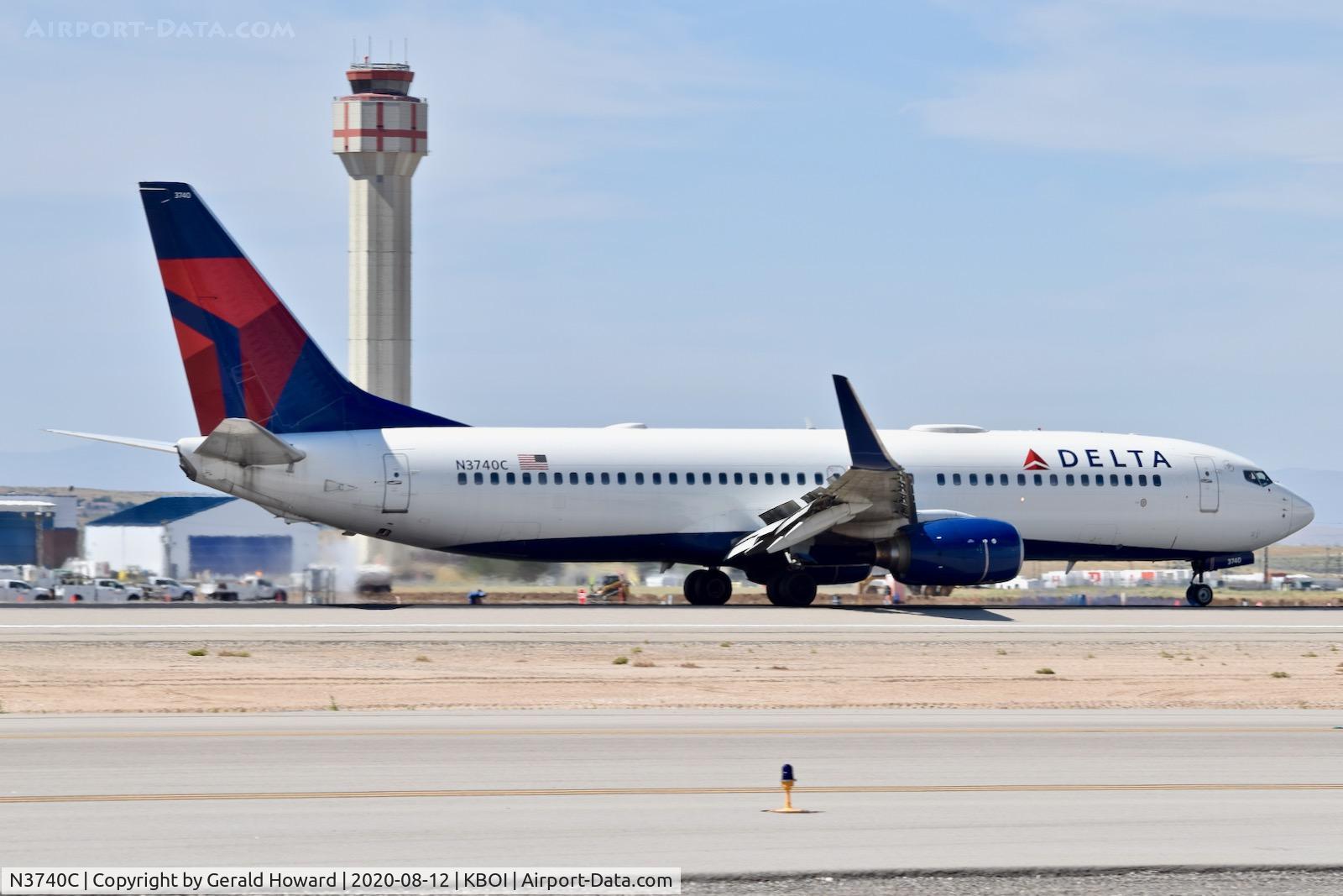 N3740C, 2000 Boeing 737-832 C/N 30800, Landing roll out on 28R.