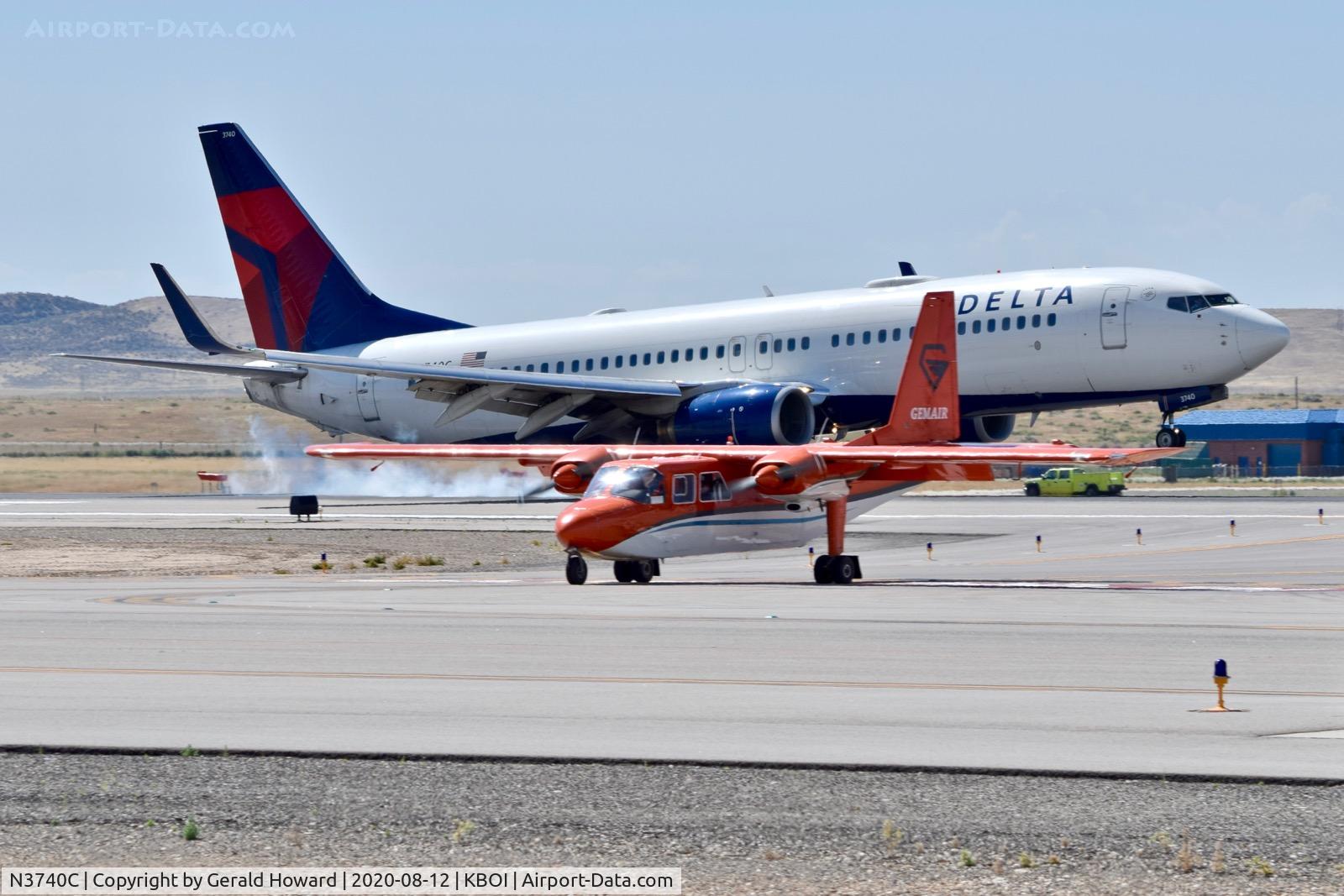 N3740C, 2000 Boeing 737-832 C/N 30800, 40C lands on 28R just after 6561B turns onto Mike.