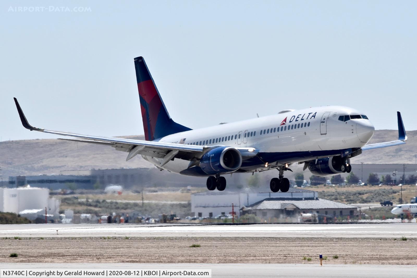 N3740C, 2000 Boeing 737-832 C/N 30800, On final for 28R.