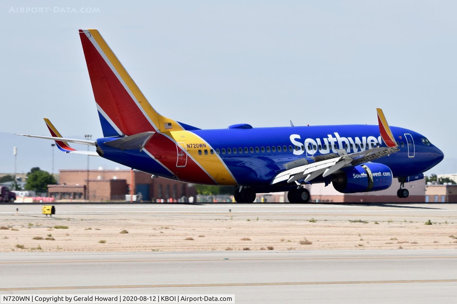 N720WN, 1998 Boeing 737-7H4 C/N 27854, Landing roll out.