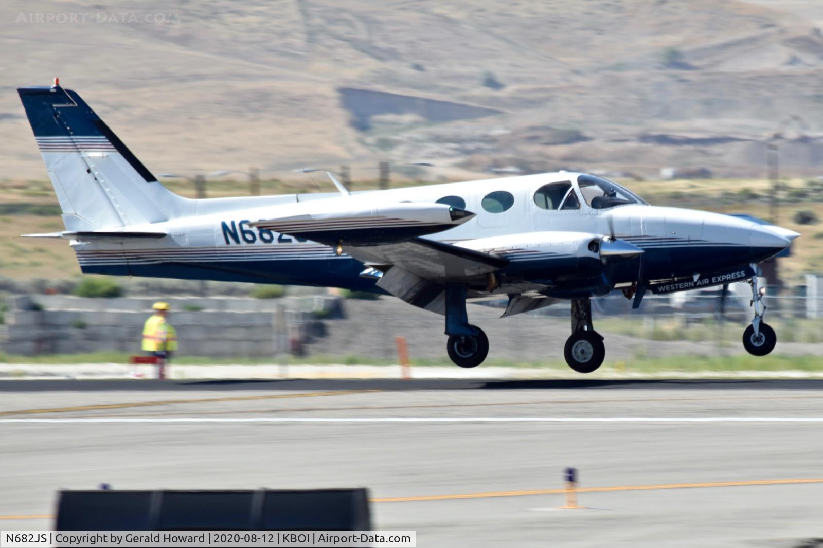 N682JS, 1981 Cessna 340A C/N 340A1237, Landing 28R.