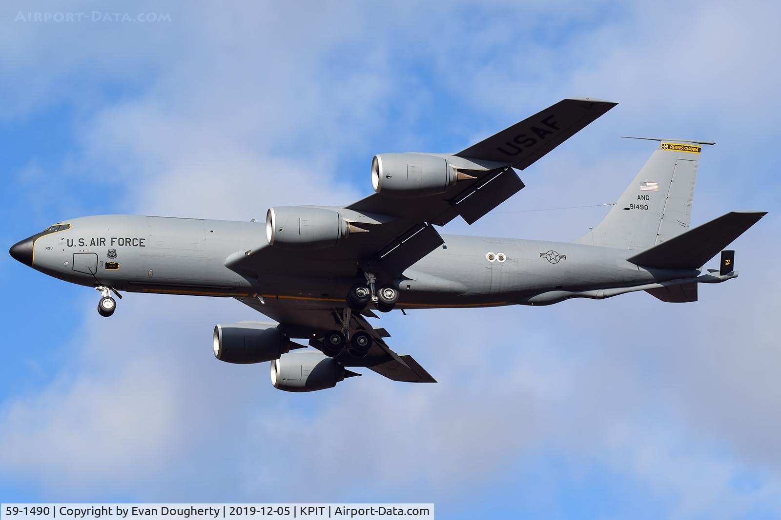 59-1490, 1959 Boeing KC-135T Stratotanker C/N 17978, On final for RWY 28L
