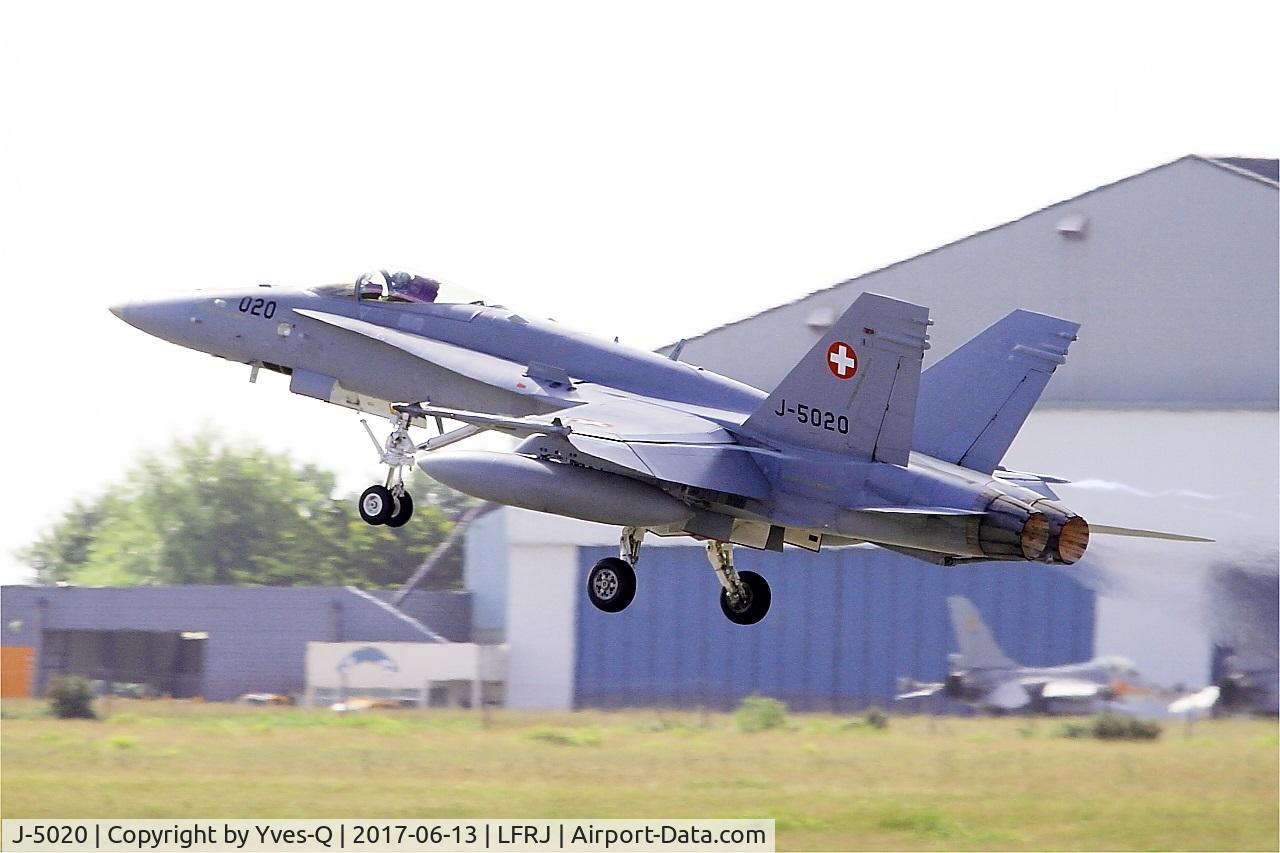 J-5020, McDonnell Douglas F/A-18C Hornet C/N 1369/SFC020, McDonnell Douglas FA-18C Hornet, Take off rwy 08, Landivisiau Naval Air Base (LFRJ) Tiger Meet 2017