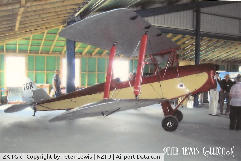 ZK-TGR, 1941 De Havilland DH-82A Tiger Moth II C/N 86546, T R & S J Green, Otiake