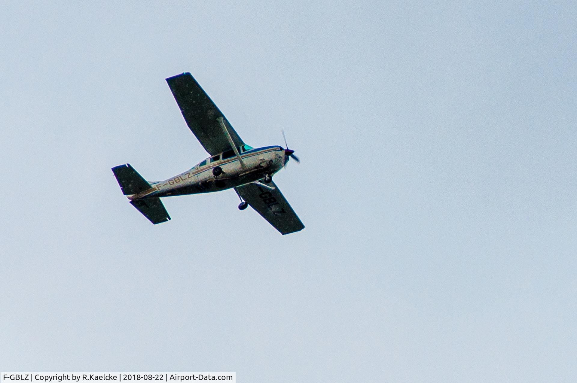 F-GBLZ, Cessna TU206G Turbo Stationair C/N U20605151, Schnappschuss beim Überfliegen des Landeplatzes Esslingen am Neckar