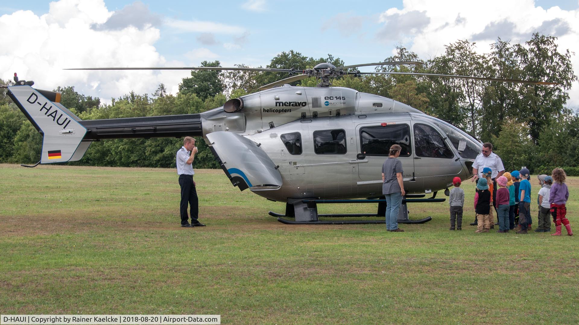 D-HAUI, 2013 Eurocopter-Kawasaki EC-145 (BK-117C-2) C/N 9607, Überraschender Besuch auf dem Landeplatz Esslingen am Neckar. Kommentar der Kinder des nahen Kindergartens: Cooles Teil.