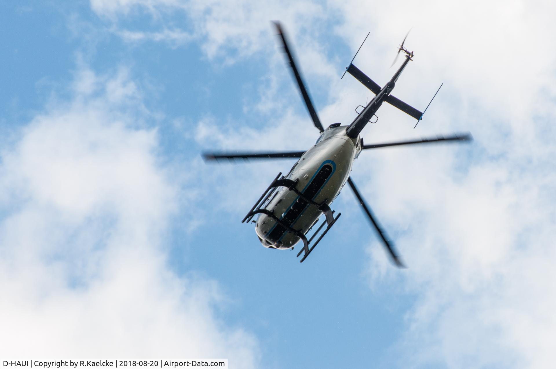 D-HAUI, 2013 Eurocopter-Kawasaki EC-145 (BK-117C-2) C/N 9607, ...mit einer eleganten Kurve in Richtung Landekreuz, ebenfalls Landeplatz Esslingen am Neckar