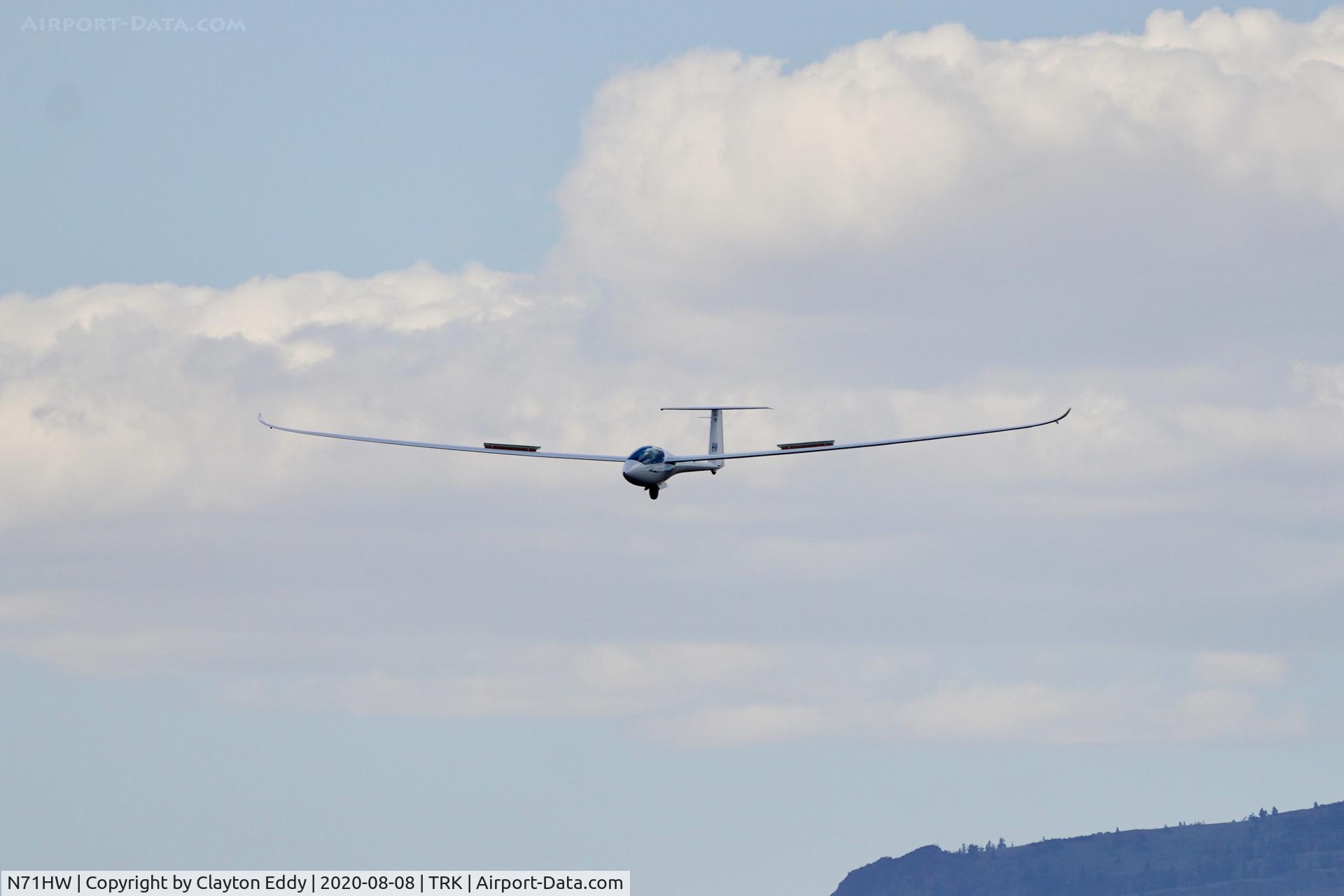 N71HW, 2017 Glasflugel 304S C/N 073-MS, Truckee airport California 2020.