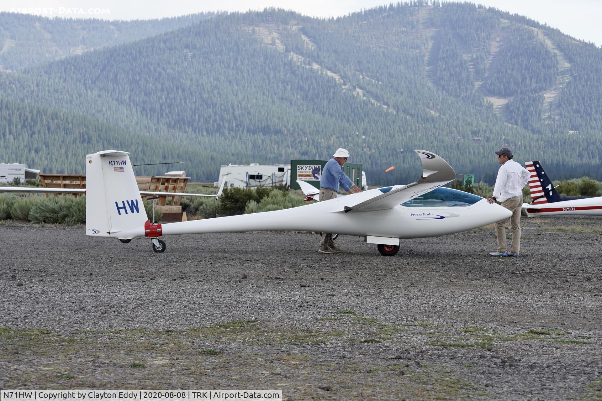 N71HW, 2017 Glasflugel 304S C/N 073-MS, Truckee airport California 2020.