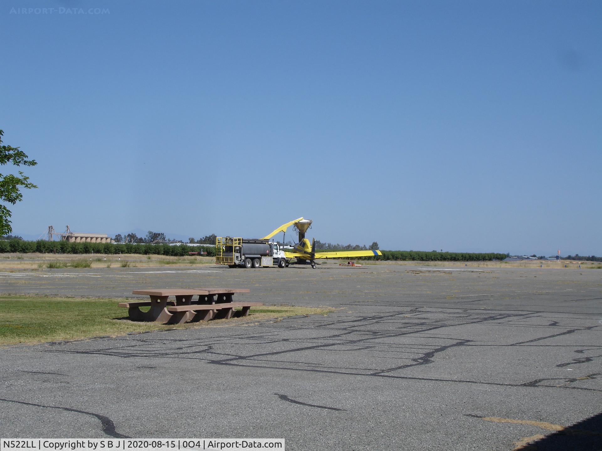 N522LL, 2013 Air Tractor AT-802 C/N 802-0532, 2LL being loaded.