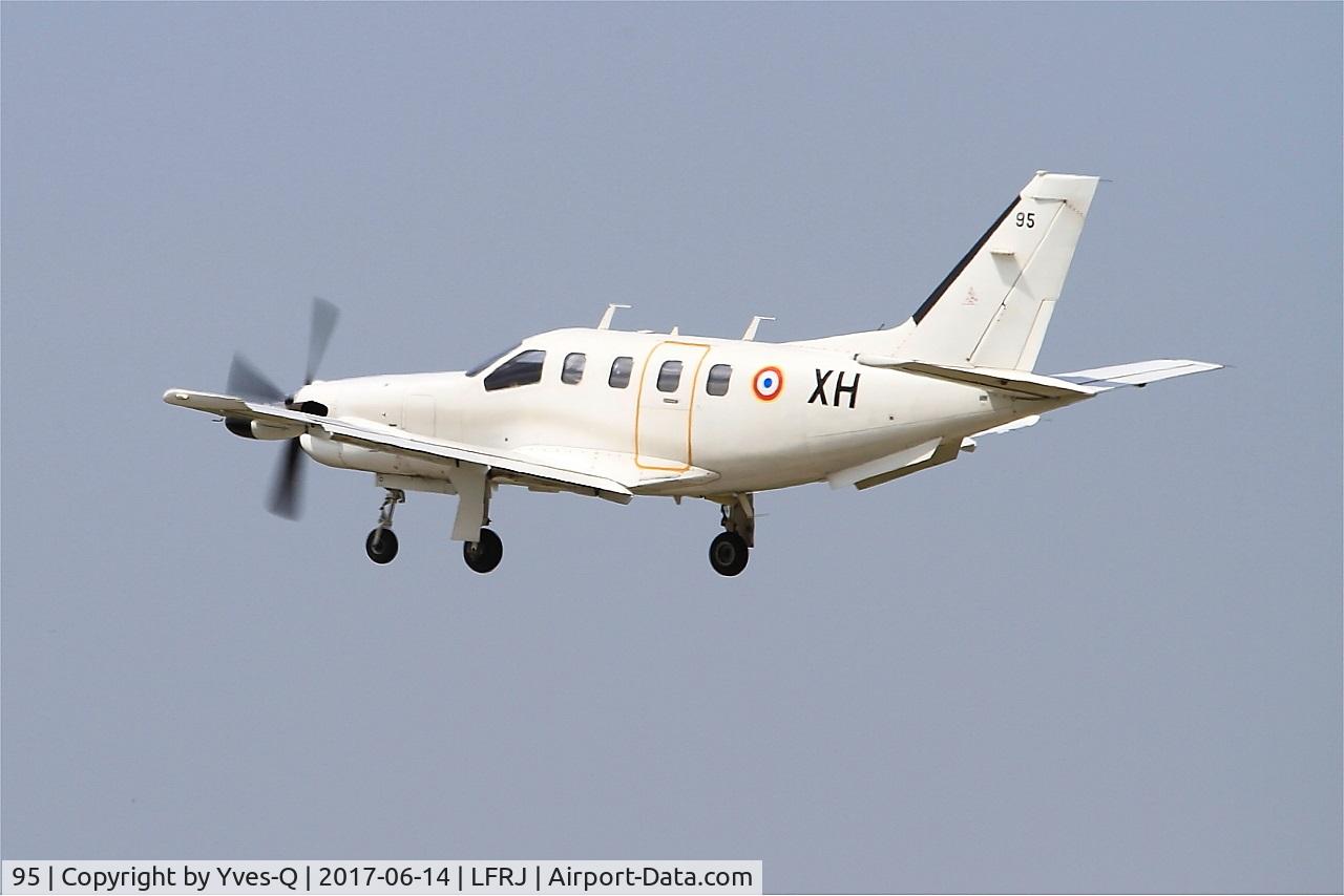 95, Socata TBM-700A C/N 95, Socata TBM-700A, Take off rwy 26, Landivisiau Naval Air Base (LFRJ) Tiger Meet 2017