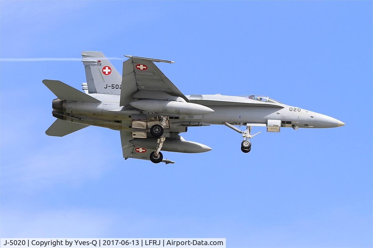J-5020, McDonnell Douglas F/A-18C Hornet C/N 1369/SFC020, Swiss Air Force McDonnell Douglas FA-18C Hornet, On final rwy 08, Landivisiau Naval Air Base (LFRJ) Tiger Meet 2017