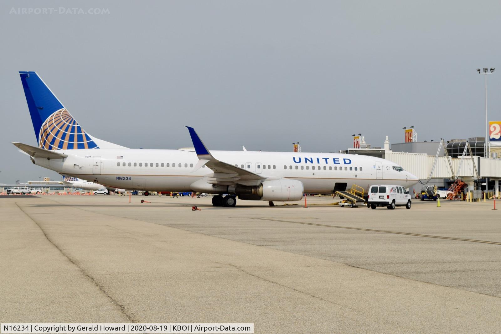 N16234, 1999 Boeing 737-824 C/N 28946, Parked at the gate.