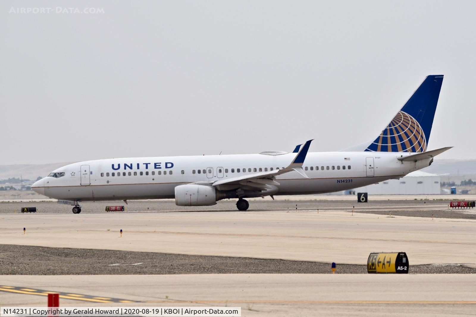 N14231, 1999 Boeing 737-824 C/N 28795, Taxiing to the gate.