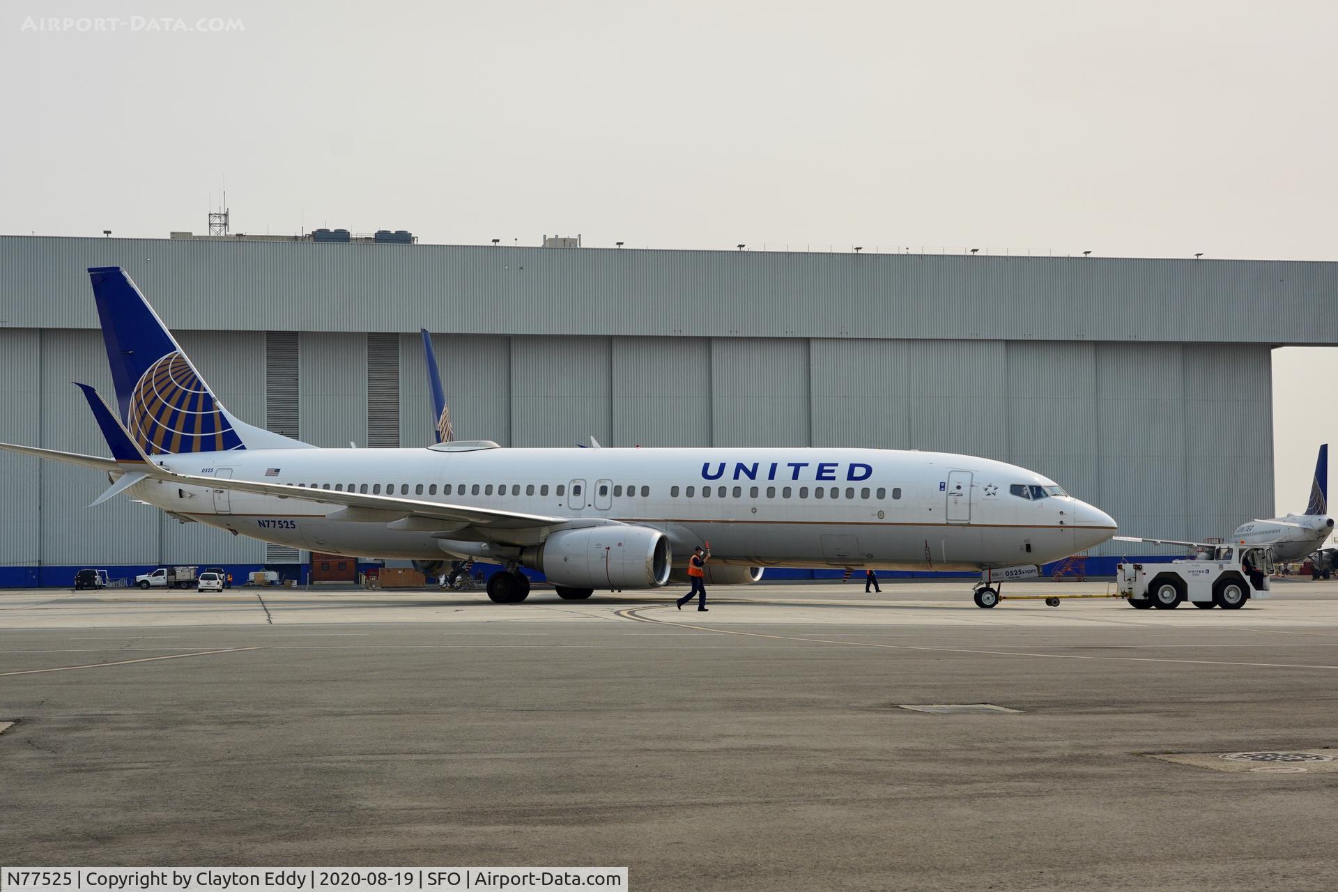 N77525, 2010 Boeing 737-824 C/N 31659, Smokey sky due to wild fires. SFO. 2020.