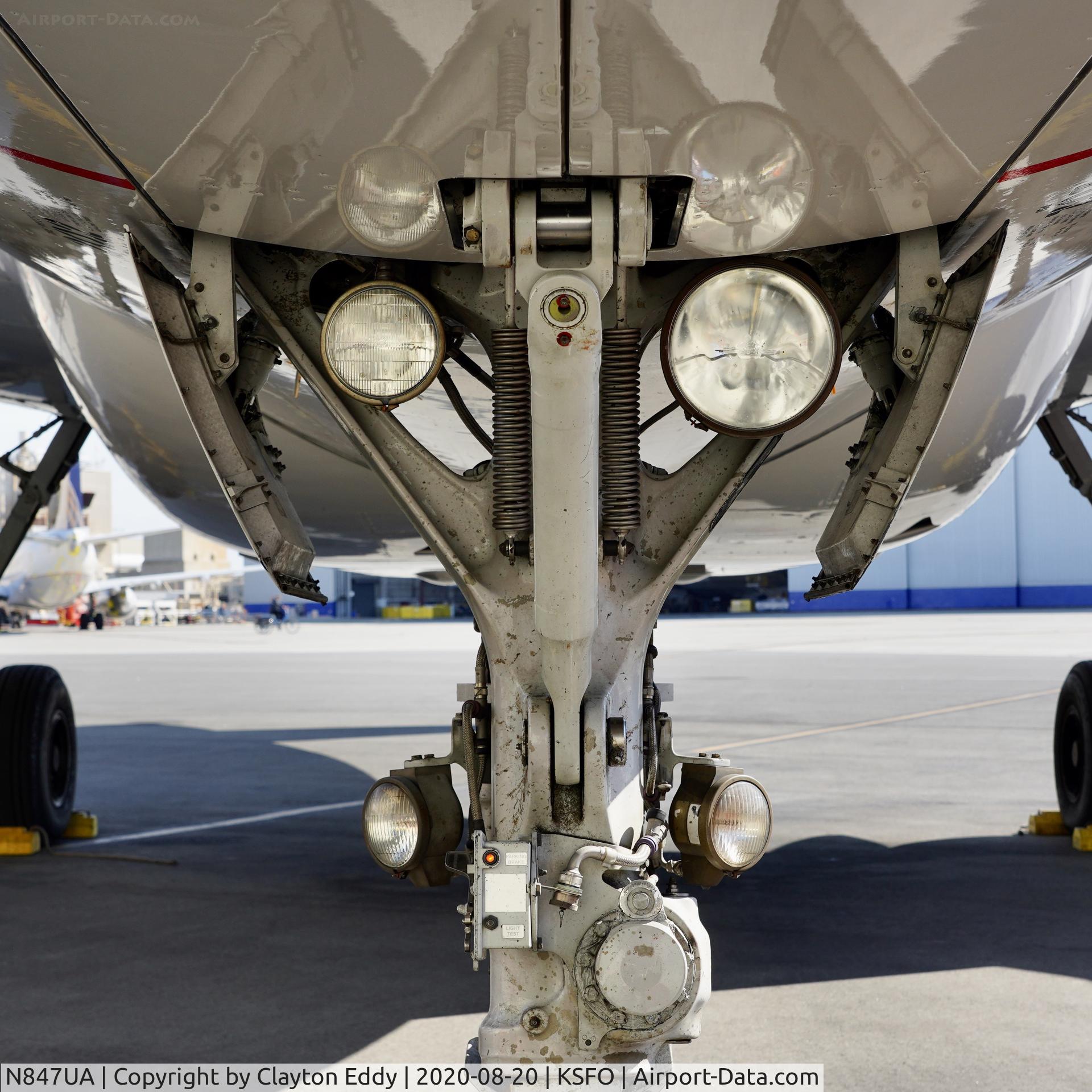 N847UA, 2001 Airbus A319-131 C/N 1627, Nose gear. SFO 2020.