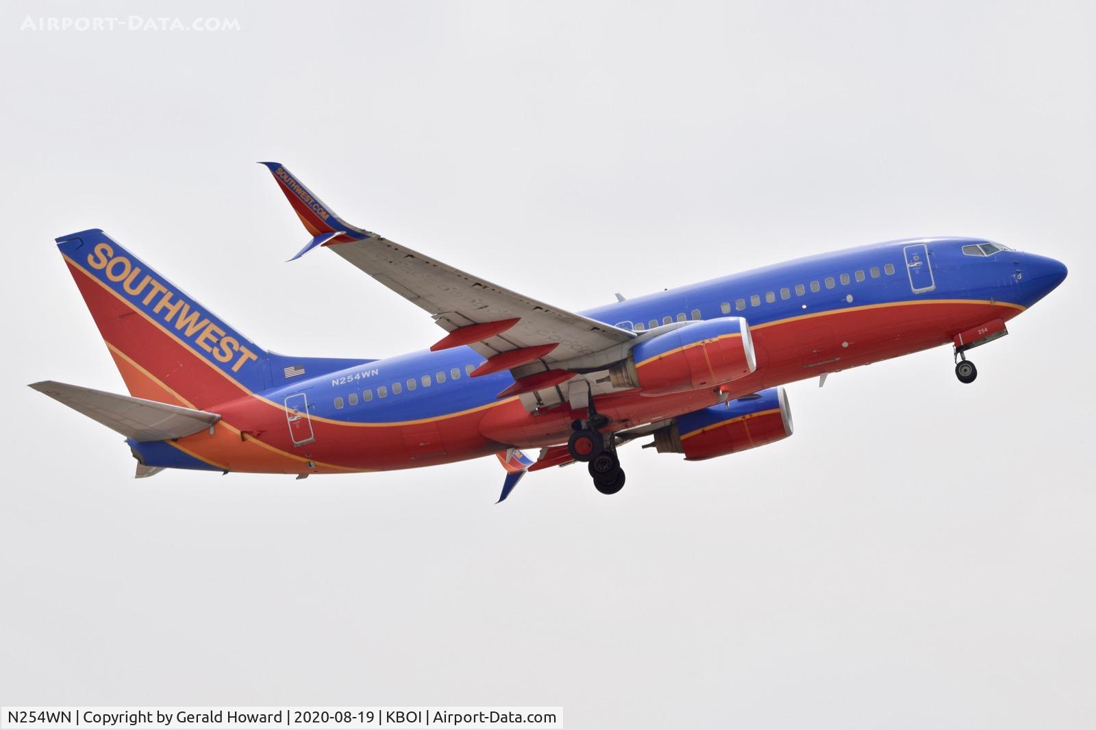 N254WN, 2006 Boeing 737-7H4 C/N 32512, Climb out from 28R.