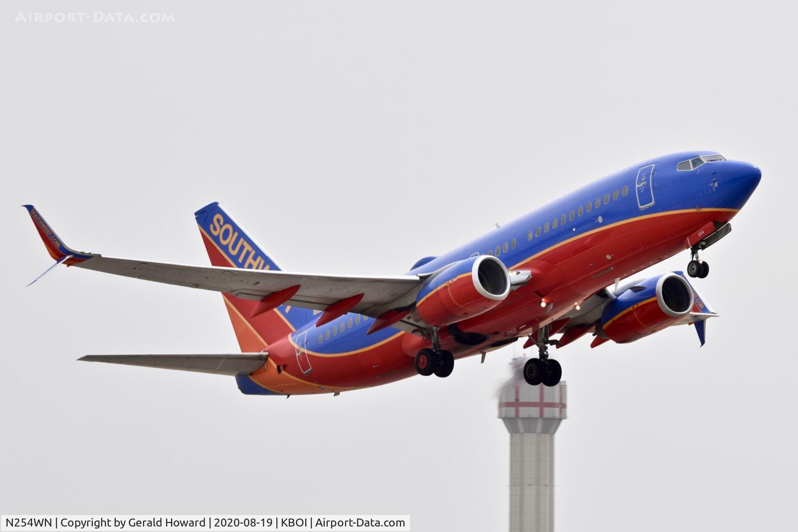 N254WN, 2006 Boeing 737-7H4 C/N 32512, Take off from 28R.