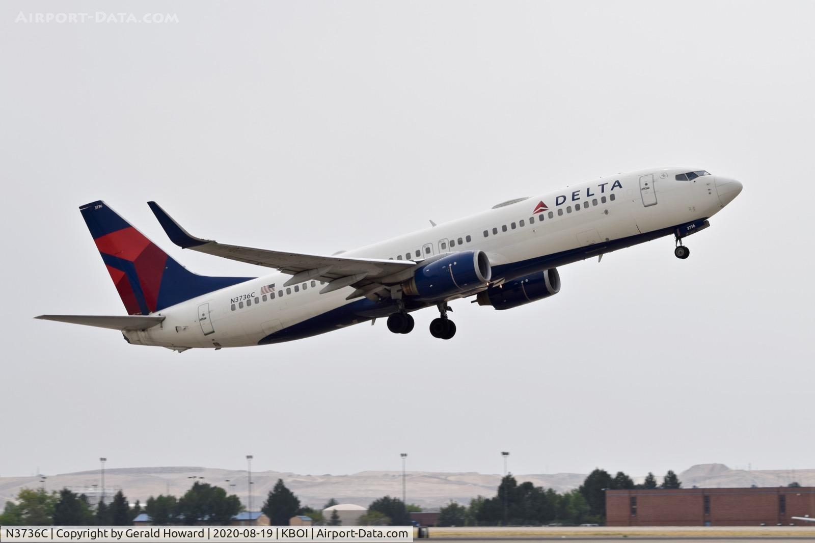 N3736C, 2000 Boeing 737-832 C/N 30540, Take off from 28R.