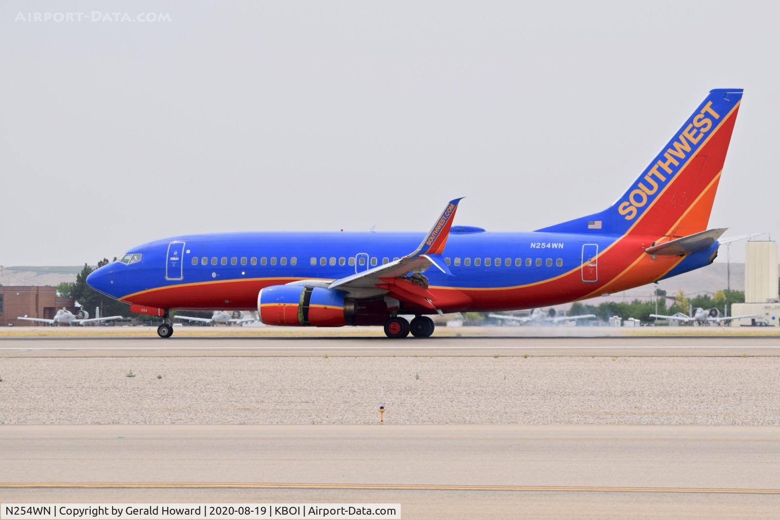 N254WN, 2006 Boeing 737-7H4 C/N 32512, Landing roll out.
