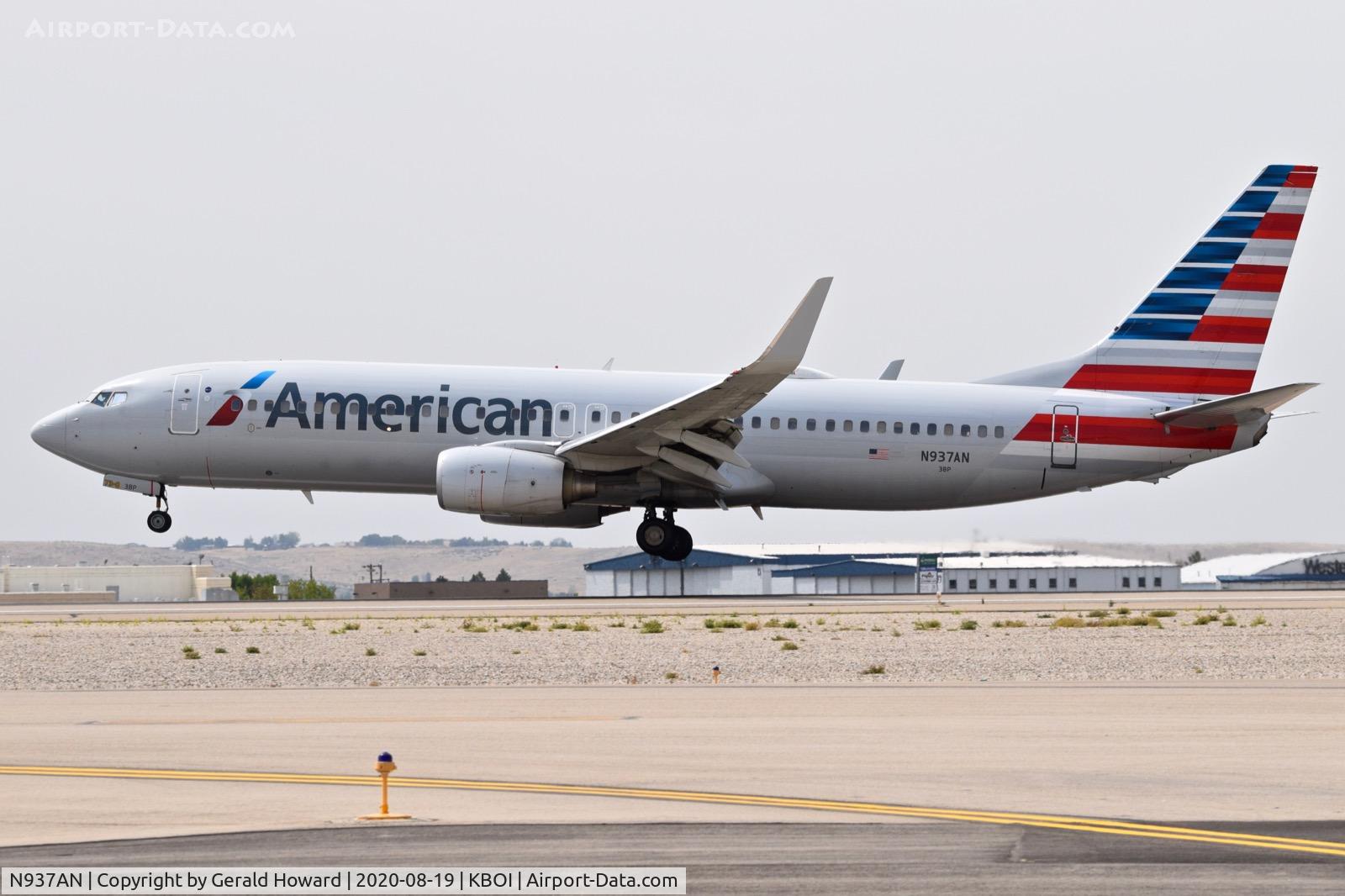 N937AN, 2000 Boeing 737-823 C/N 30082, Landing 10L.