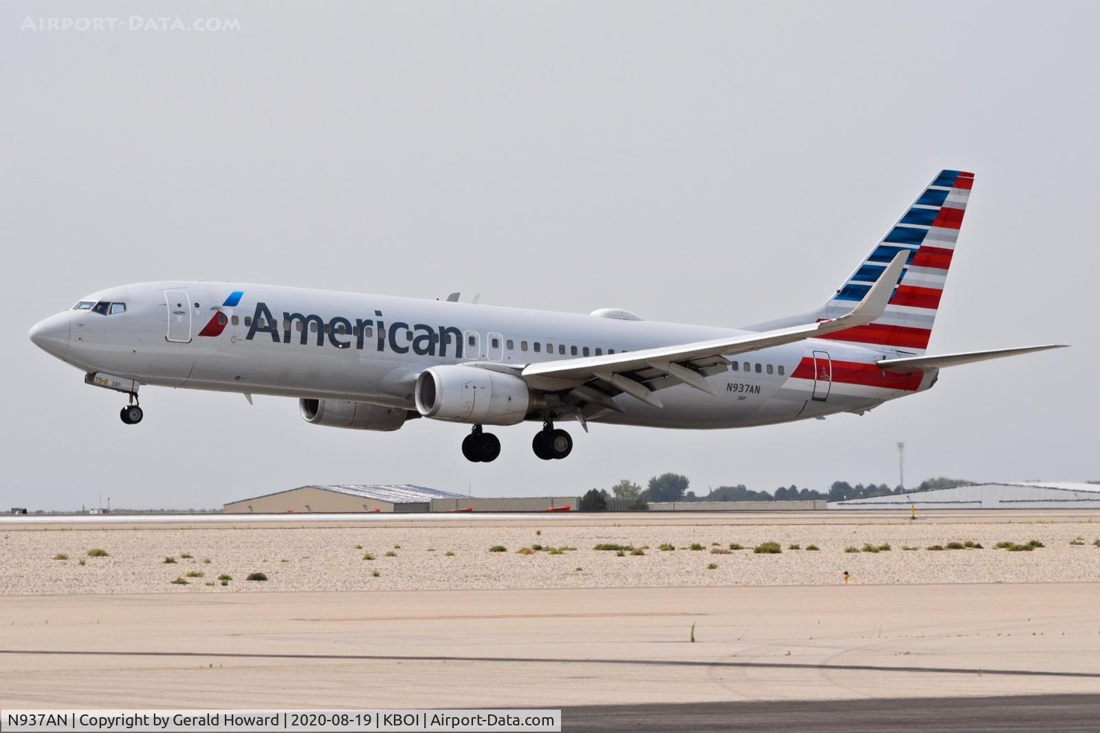 N937AN, 2000 Boeing 737-823 C/N 30082, Landing 10L.