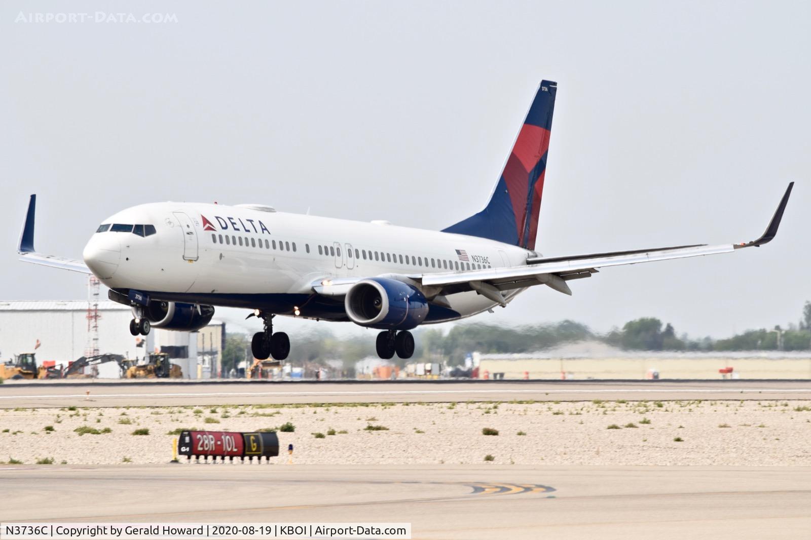 N3736C, 2000 Boeing 737-832 C/N 30540, Landing 10L.