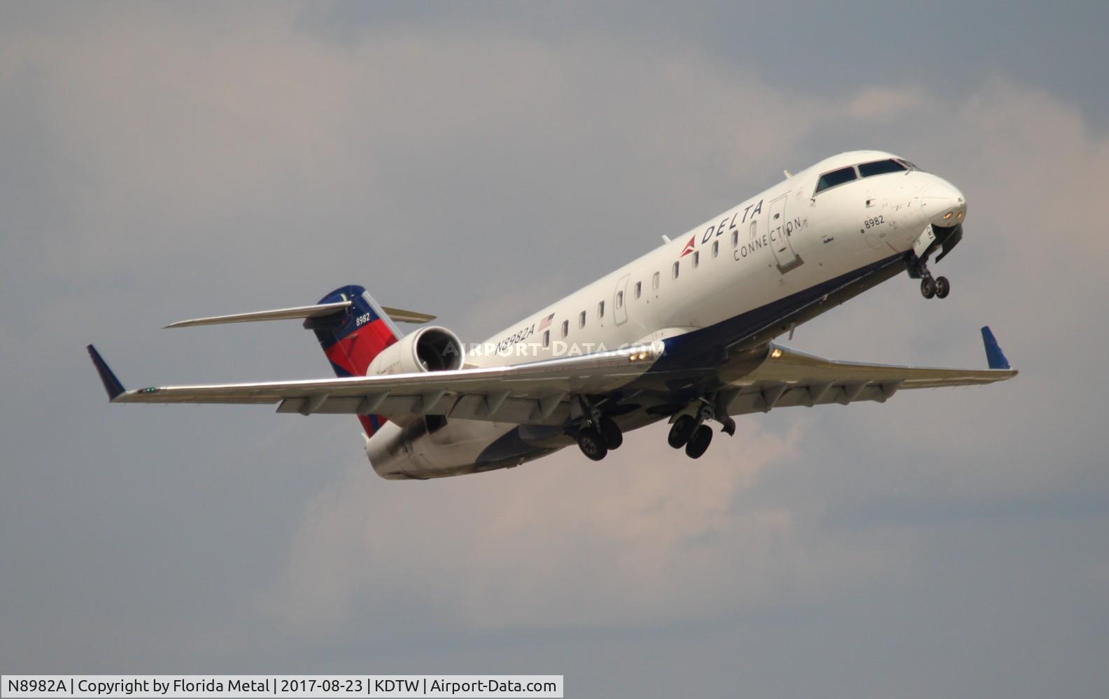 N8982A, 2004 Bombardier CRJ-200 (CL-600-2B19) C/N 7982, Endeavor CR2