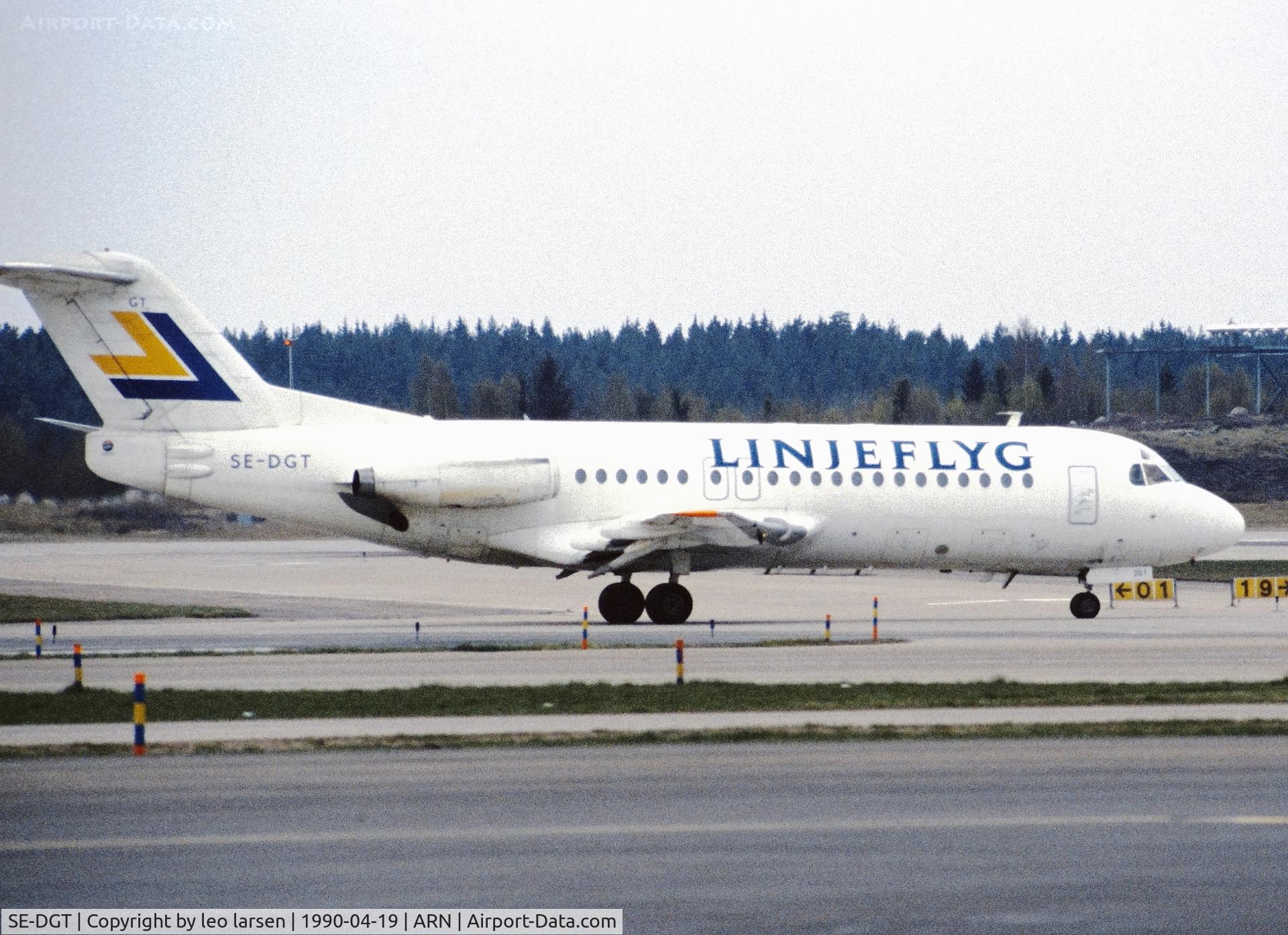 SE-DGT, 1986 Fokker F-28-4000 Fellowship C/N 11239, Arlanda 19.4.1990