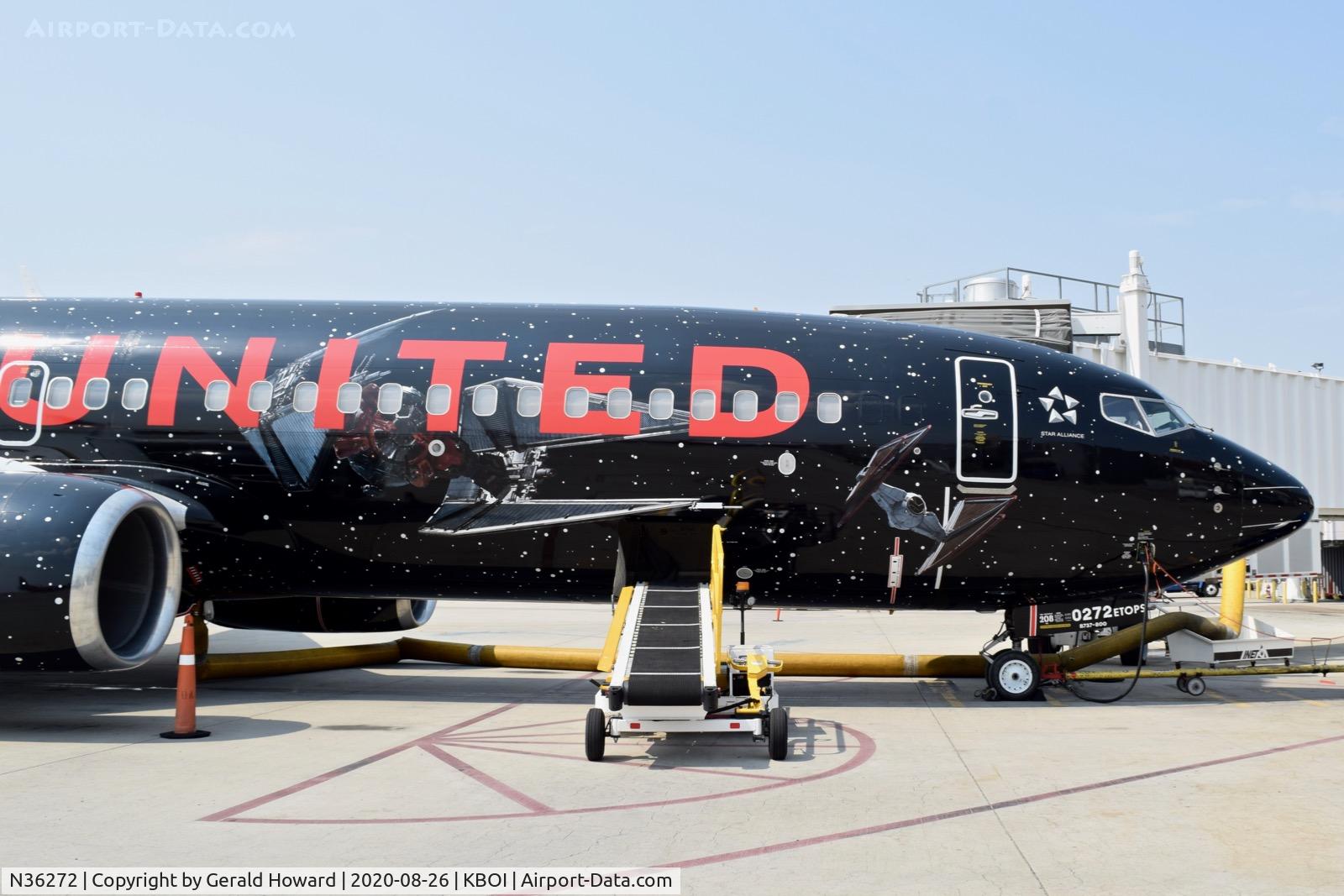 N36272, 2001 Boeing 737-824 C/N 31590, Parked at the gate.