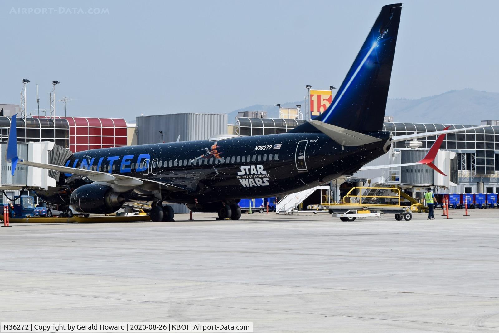 N36272, 2001 Boeing 737-824 C/N 31590, Parked at the gate.