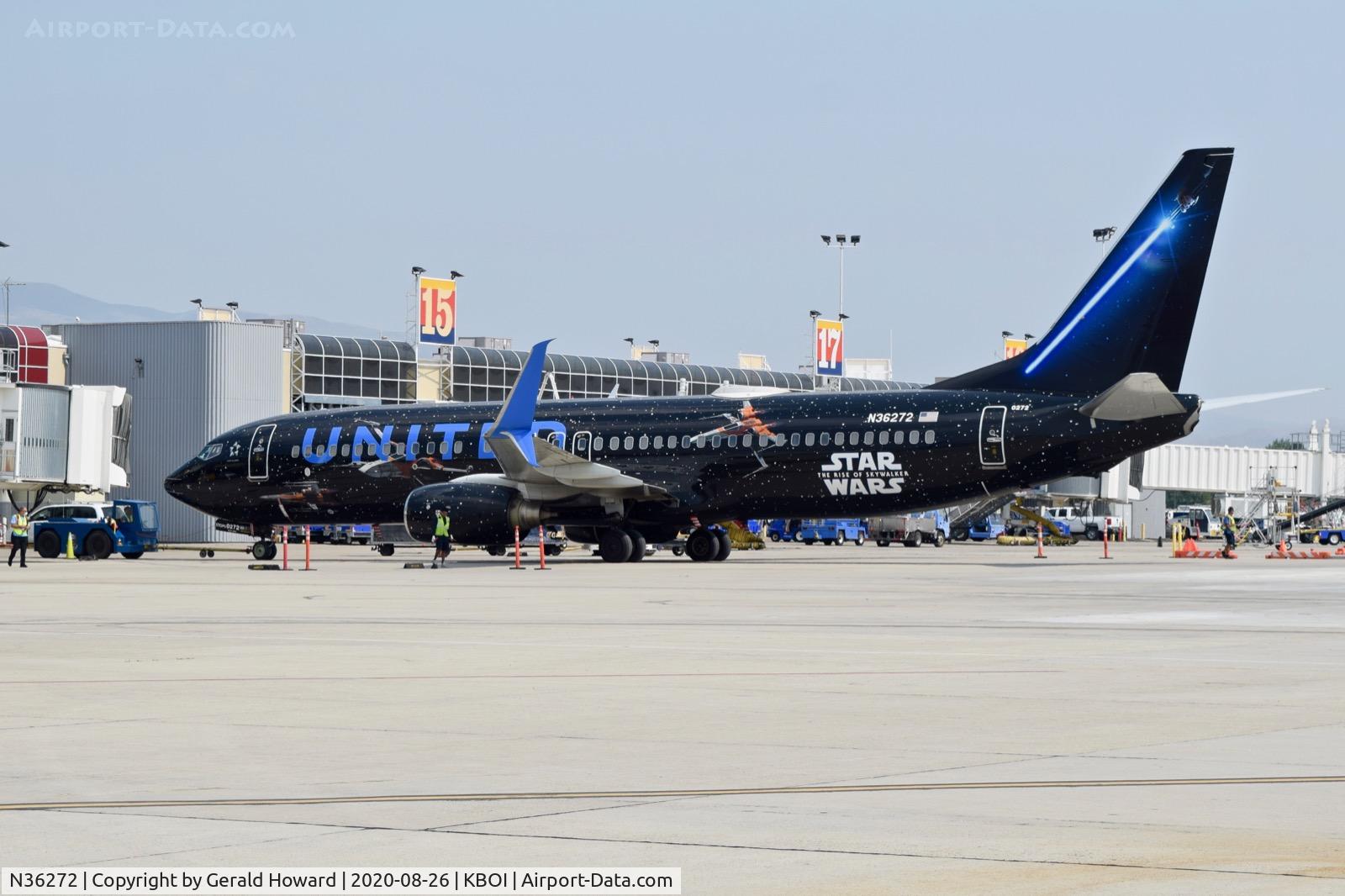 N36272, 2001 Boeing 737-824 C/N 31590, Push back from the gate.