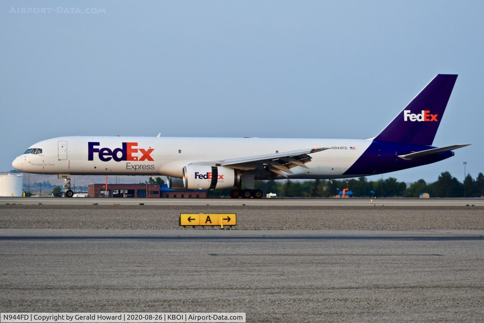 N944FD, 1989 Boeing 757-2G5 C/N 24497, Landing roll out on 10L.