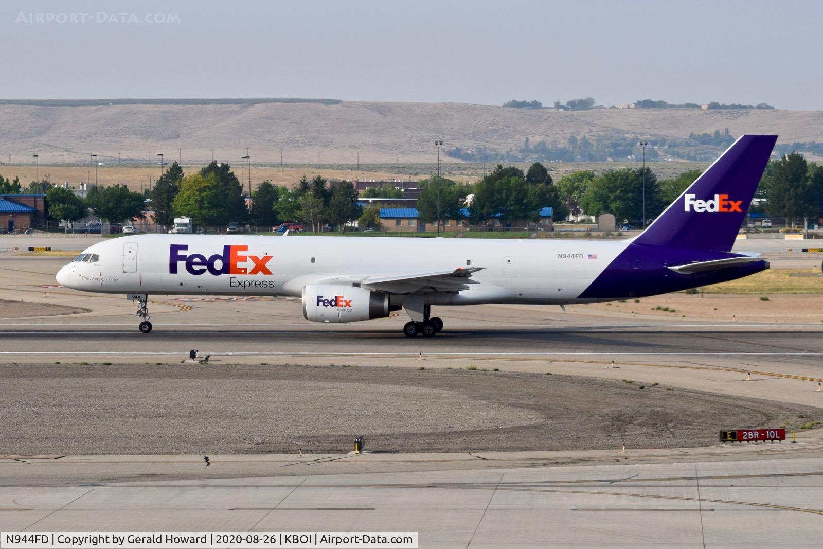 N944FD, 1989 Boeing 757-2G5 C/N 24497, Take off run on 10L.