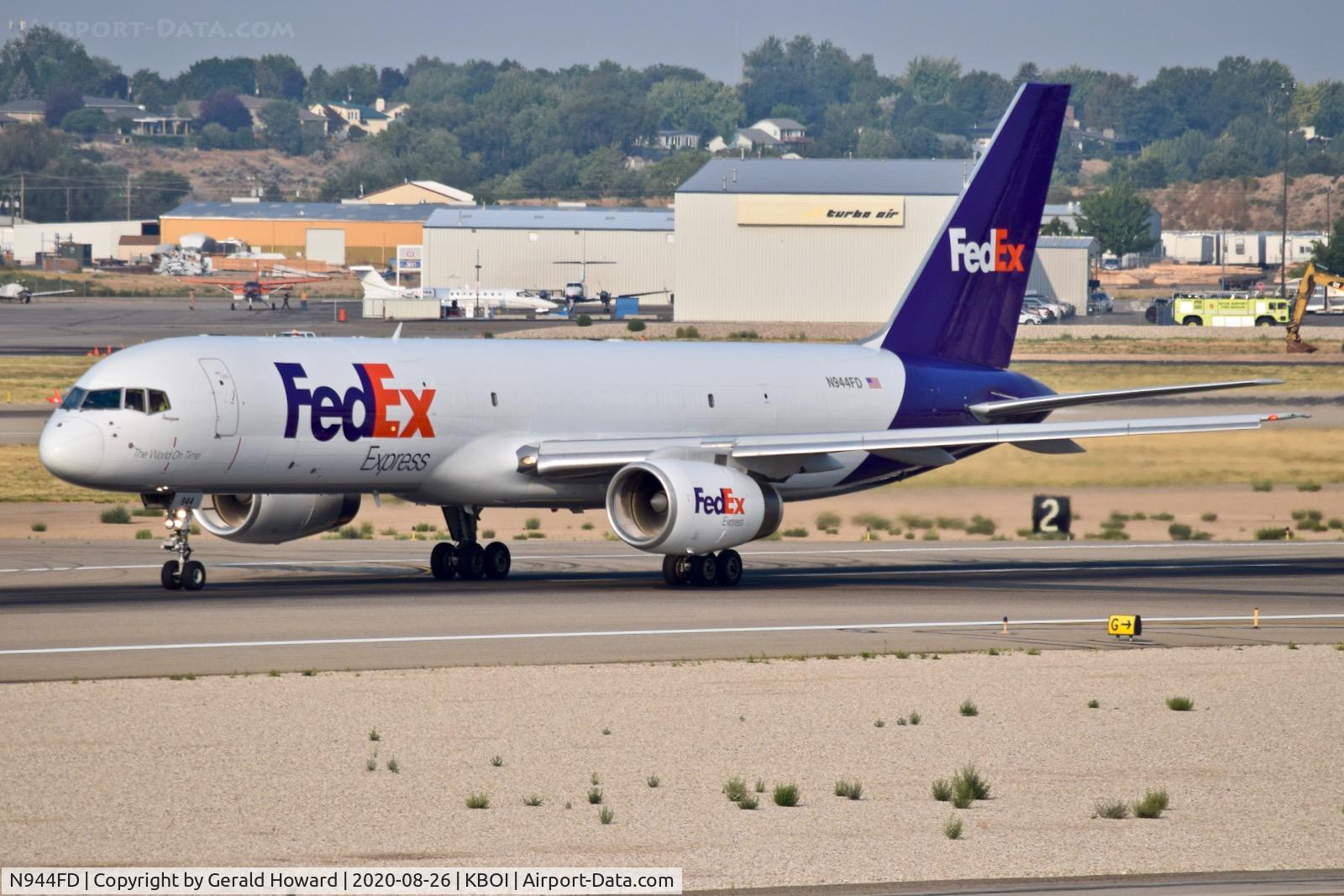 N944FD, 1989 Boeing 757-2G5 C/N 24497, Take off run on 10L.