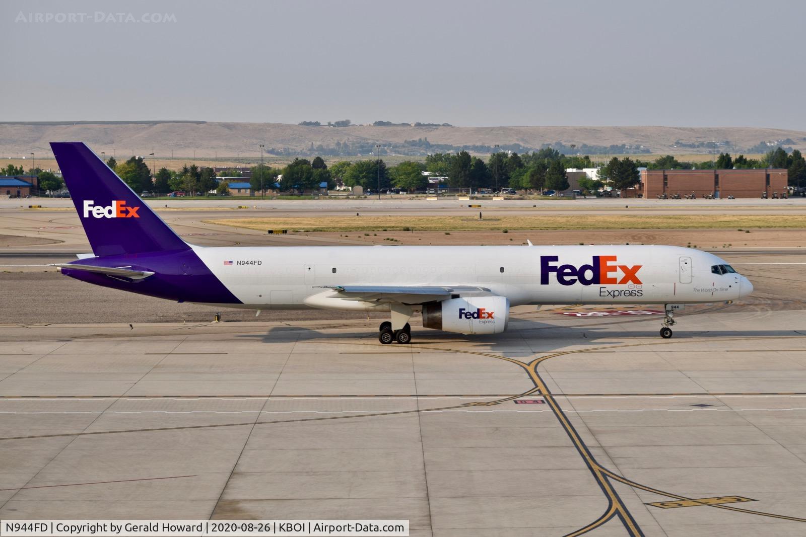 N944FD, 1989 Boeing 757-2G5 C/N 24497, Taxiing on Alpha.