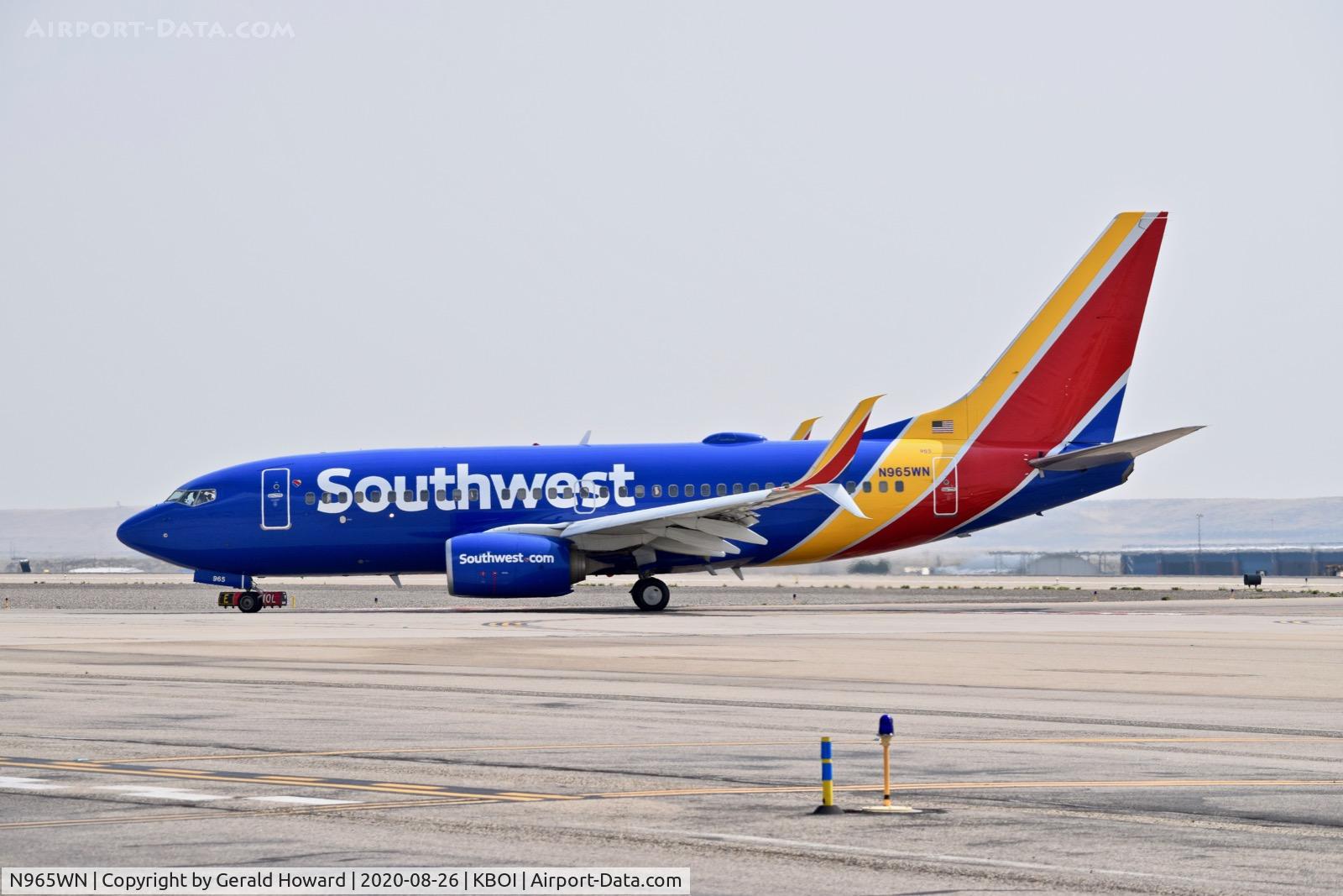 N965WN, 2011 Boeing 737-7H4 C/N 36677, Taxiing to the gate.