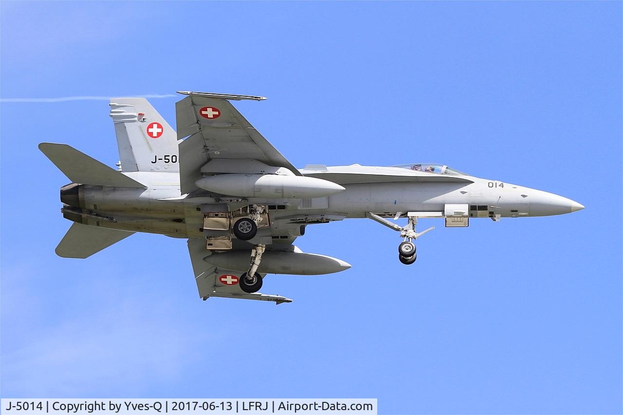 J-5014, McDonnell Douglas F/A-18C Hornet C/N 1359, McDonnell Douglas FA-18C Hornet, On final rwy 08, Landivisiau Naval Air Base (LFRJ) Tiger Meet 2017