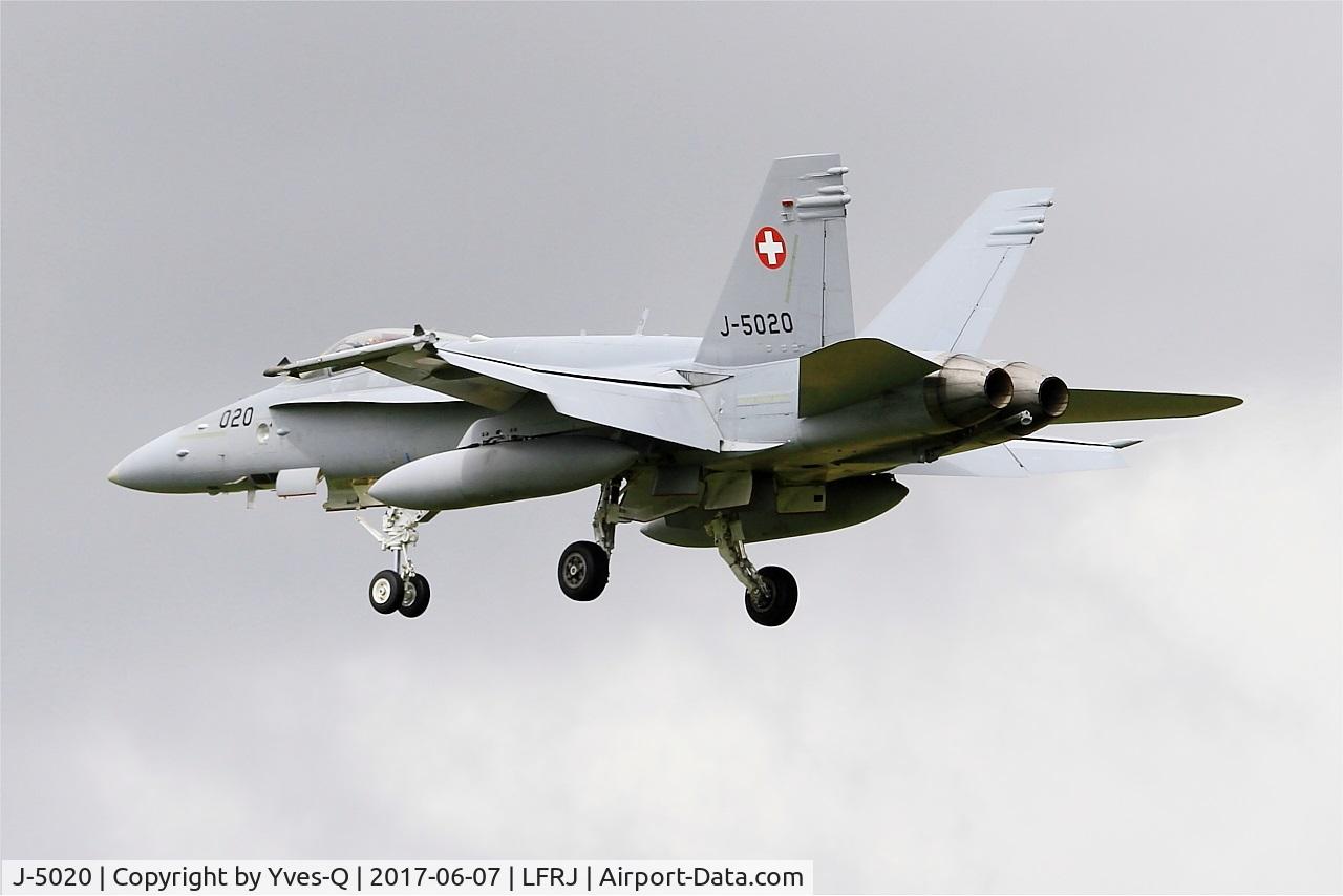 J-5020, McDonnell Douglas F/A-18C Hornet C/N 1369/SFC020, McDonnell Douglas FA-18C Hornet, Short approach rwy 26, Landivisiau Naval Air Base (LFRJ) Tiger Meet 2017