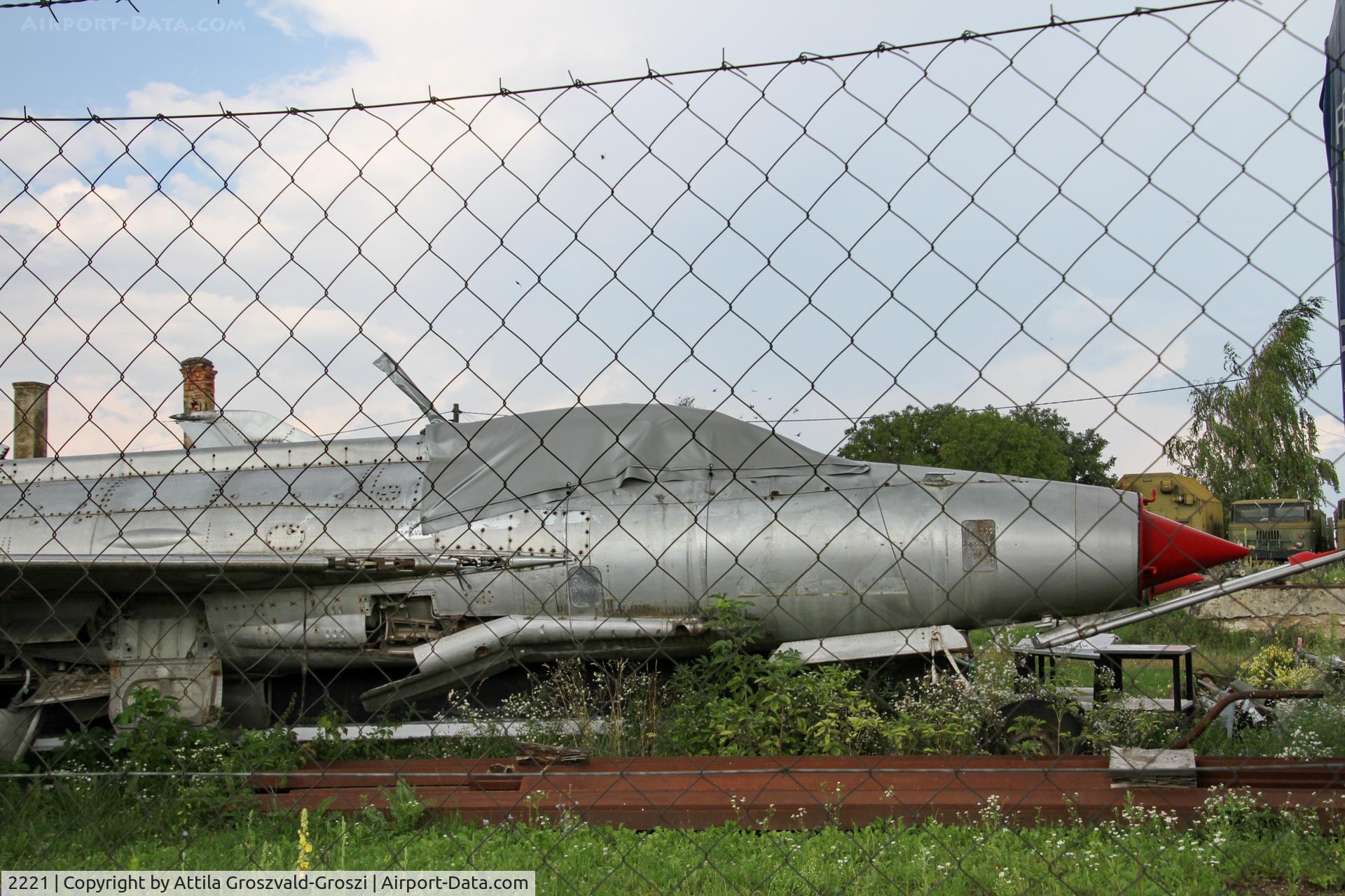 2221, 1974 Mikoyan-Gurevich MiG-21F-13 C/N 742221, Kövesgyürpuszta oder depots, hungary