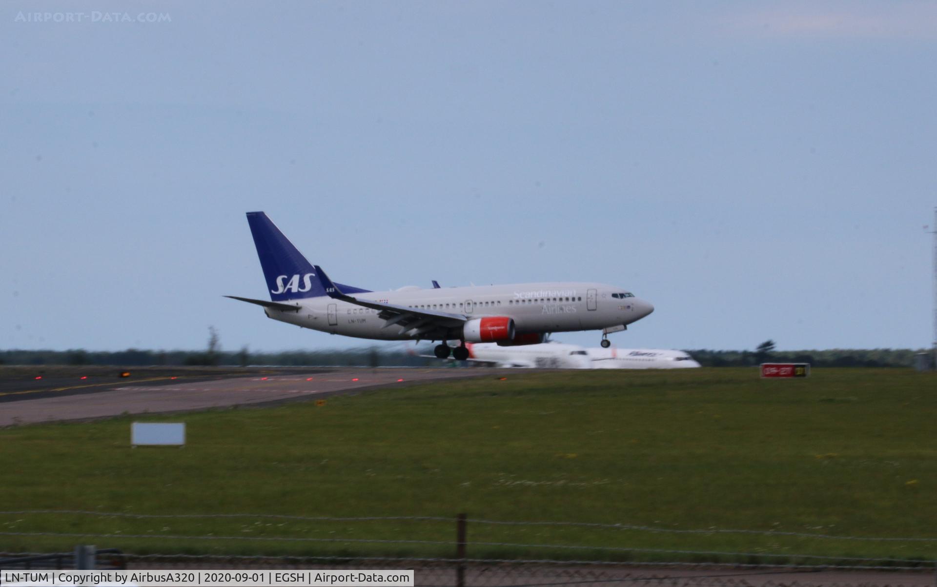 LN-TUM, 2002 Boeing 737-705 C/N 29098, Landing at Norwich