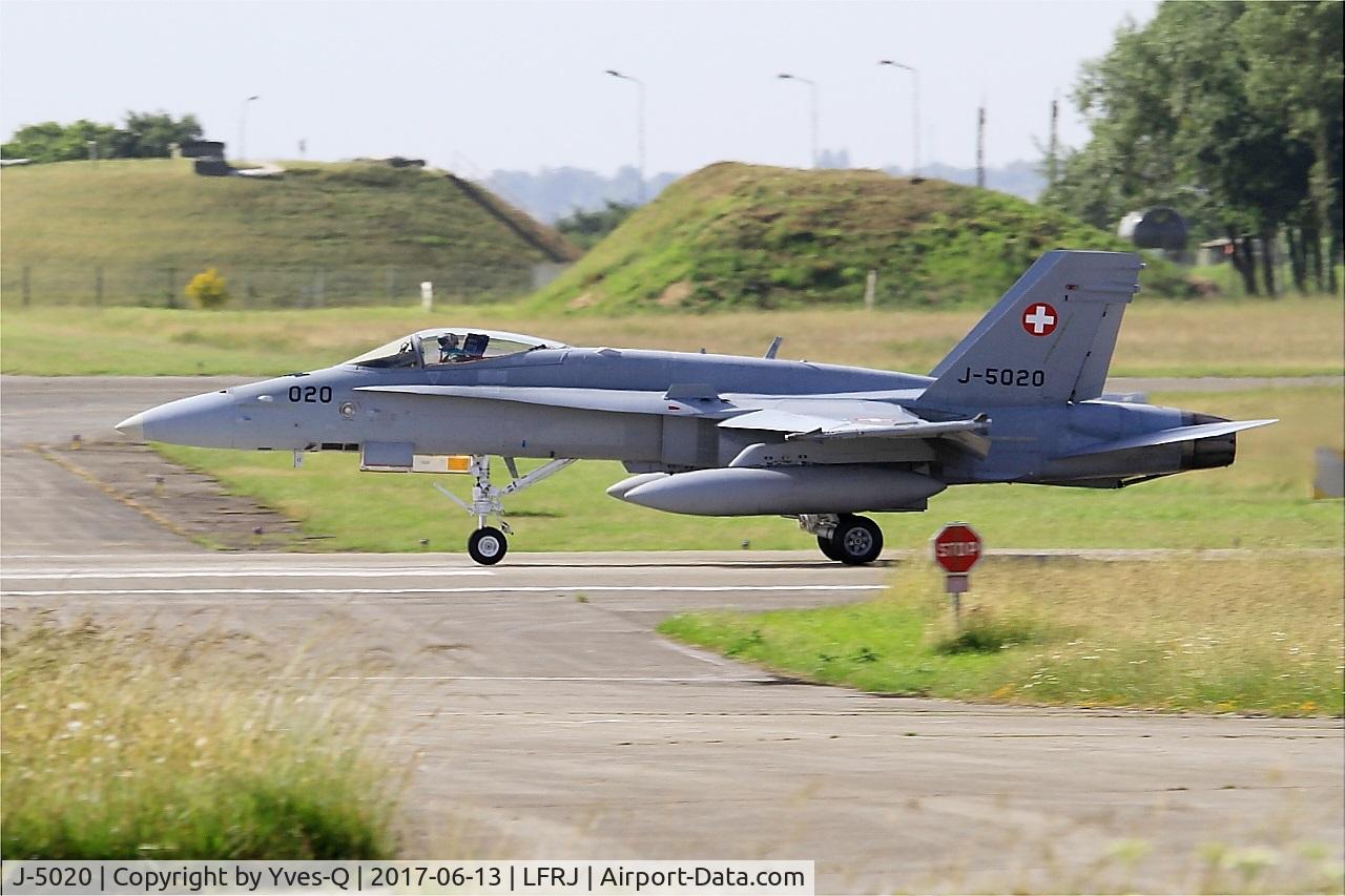 J-5020, McDonnell Douglas F/A-18C Hornet C/N 1369/SFC020, McDonnell Douglas FA-18C Hornet, Take off run rwy 08, Landivisiau Naval Air Base (LFRJ) Tiger Meet 2017