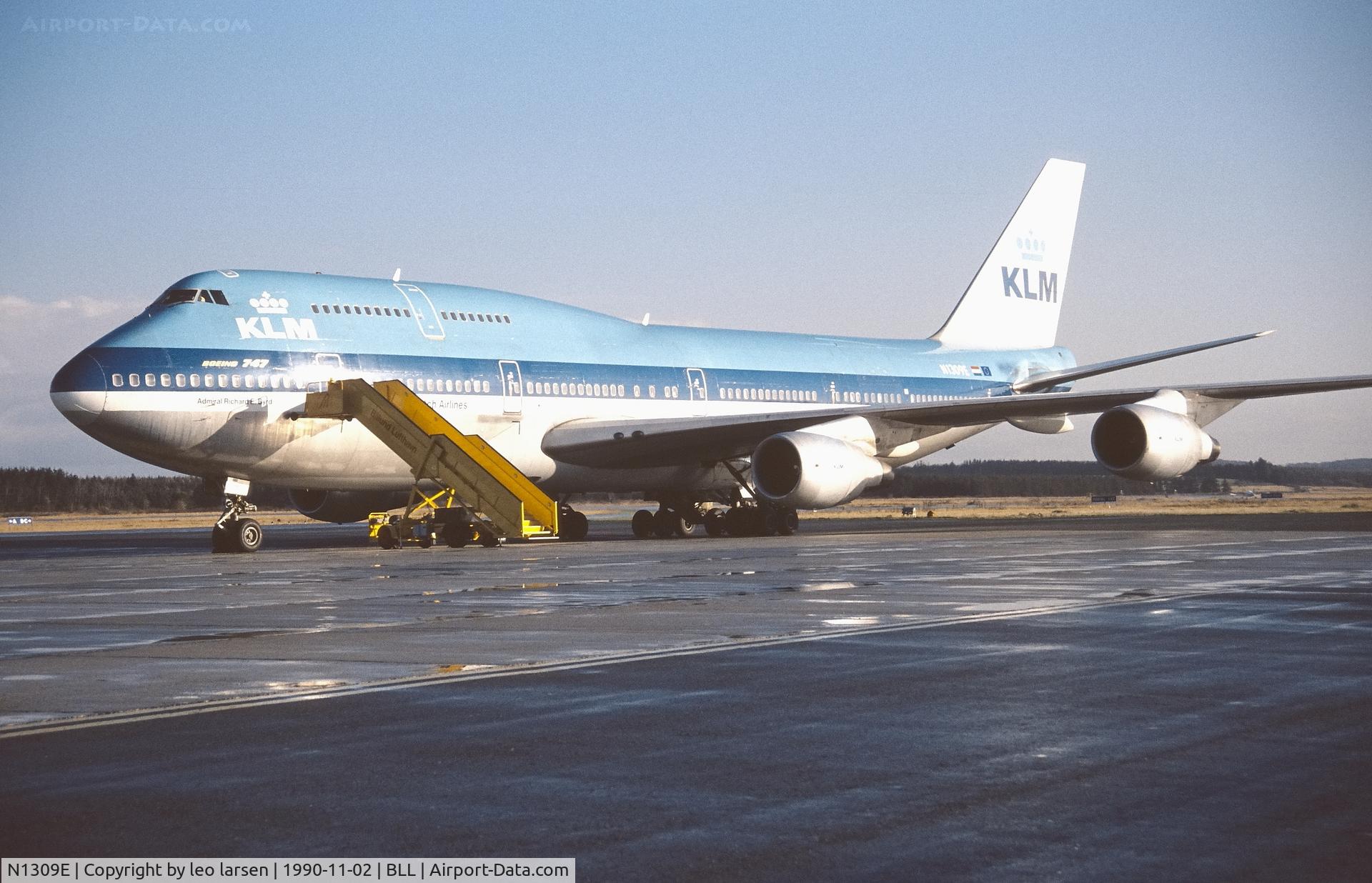 N1309E, 1981 Boeing 747-206B (SUD) C/N 22380, Billund 2.11.1990