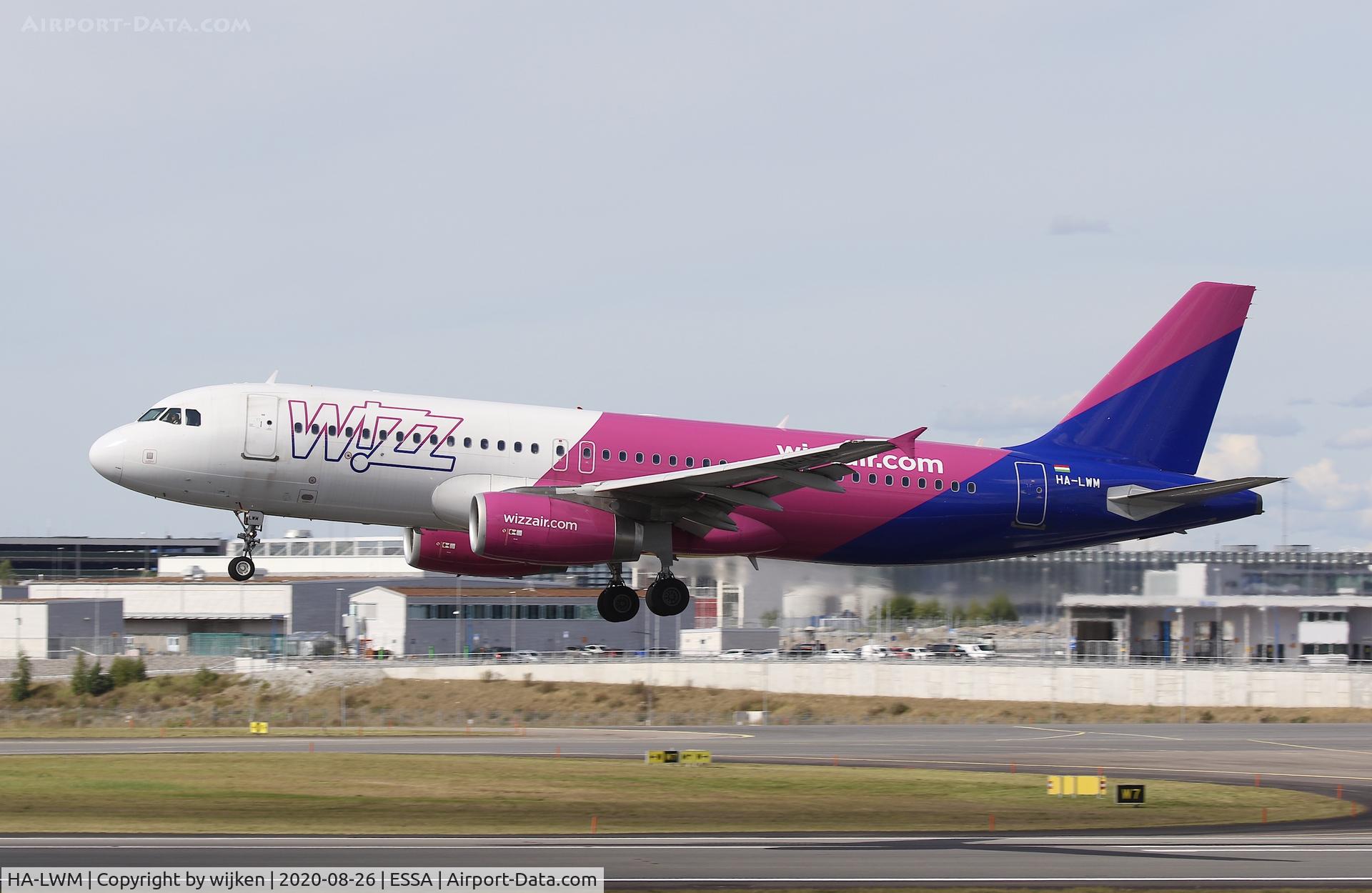 HA-LWM, 2012 Airbus A320-232 C/N 5021, RWY 19L