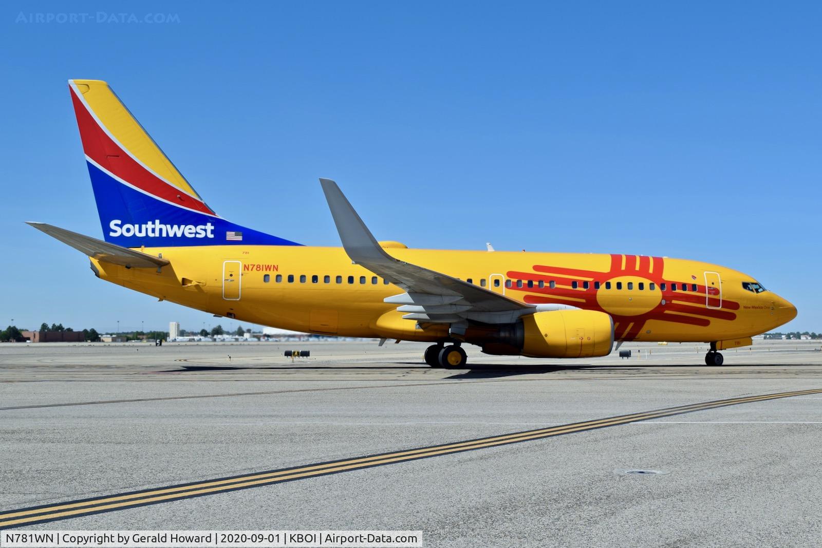 N781WN, 2000 Boeing 737-7H4 C/N 30601, Going to the gate.