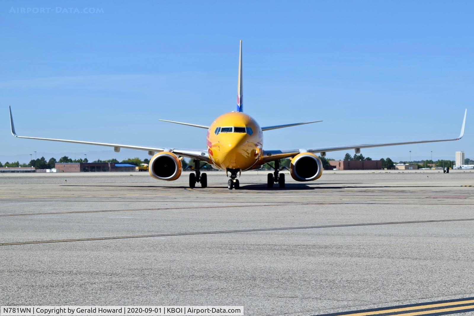 N781WN, 2000 Boeing 737-7H4 C/N 30601, Turning off RWY 10L.
