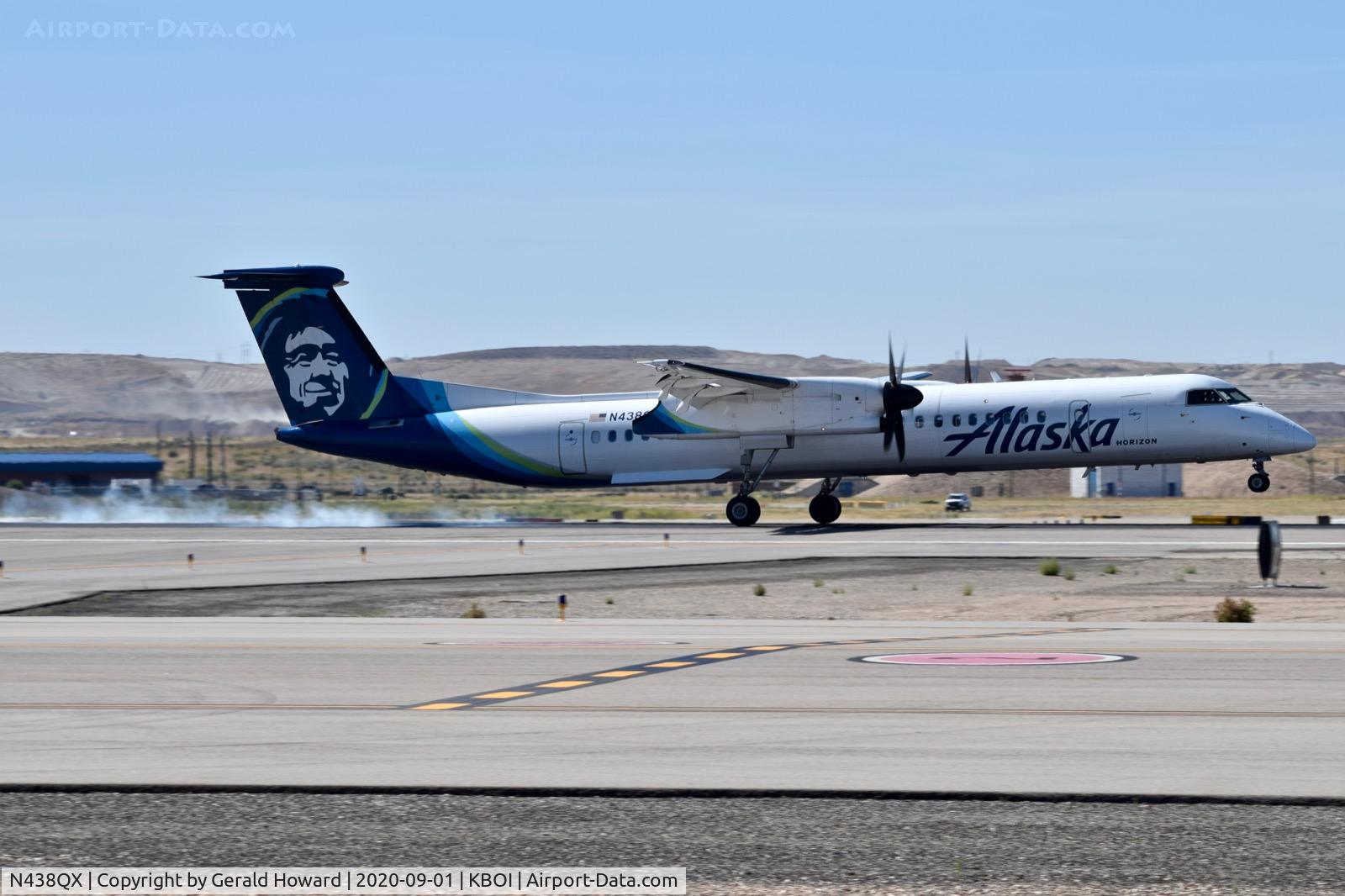 N438QX, 2009 Bombardier DHC-8-402 Dash 8 C/N 4243, Landing 28R.