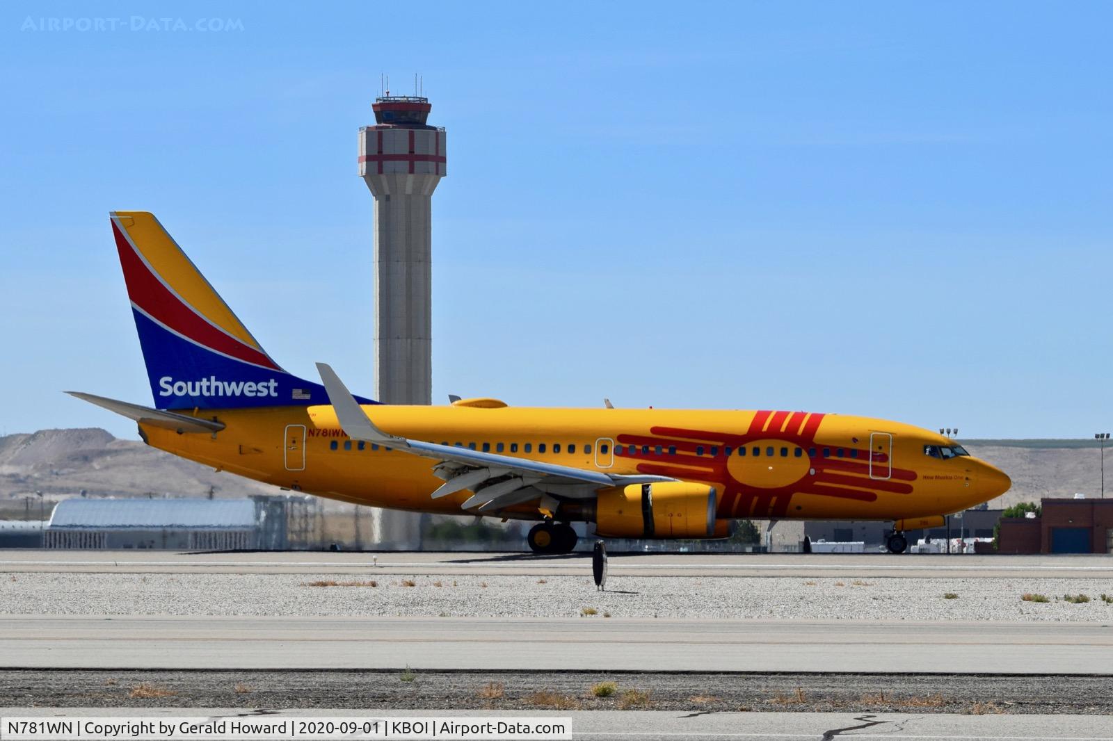 N781WN, 2000 Boeing 737-7H4 C/N 30601, Landing 28R.